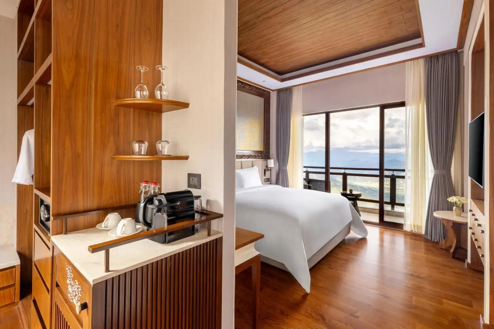 Deluxe King Room in Dusit Thani Himalayan Resort Dhulikhel, Nepal Deluxe King Room in Dusit Thani Himalayan Resort Dhulikhel, Nepal