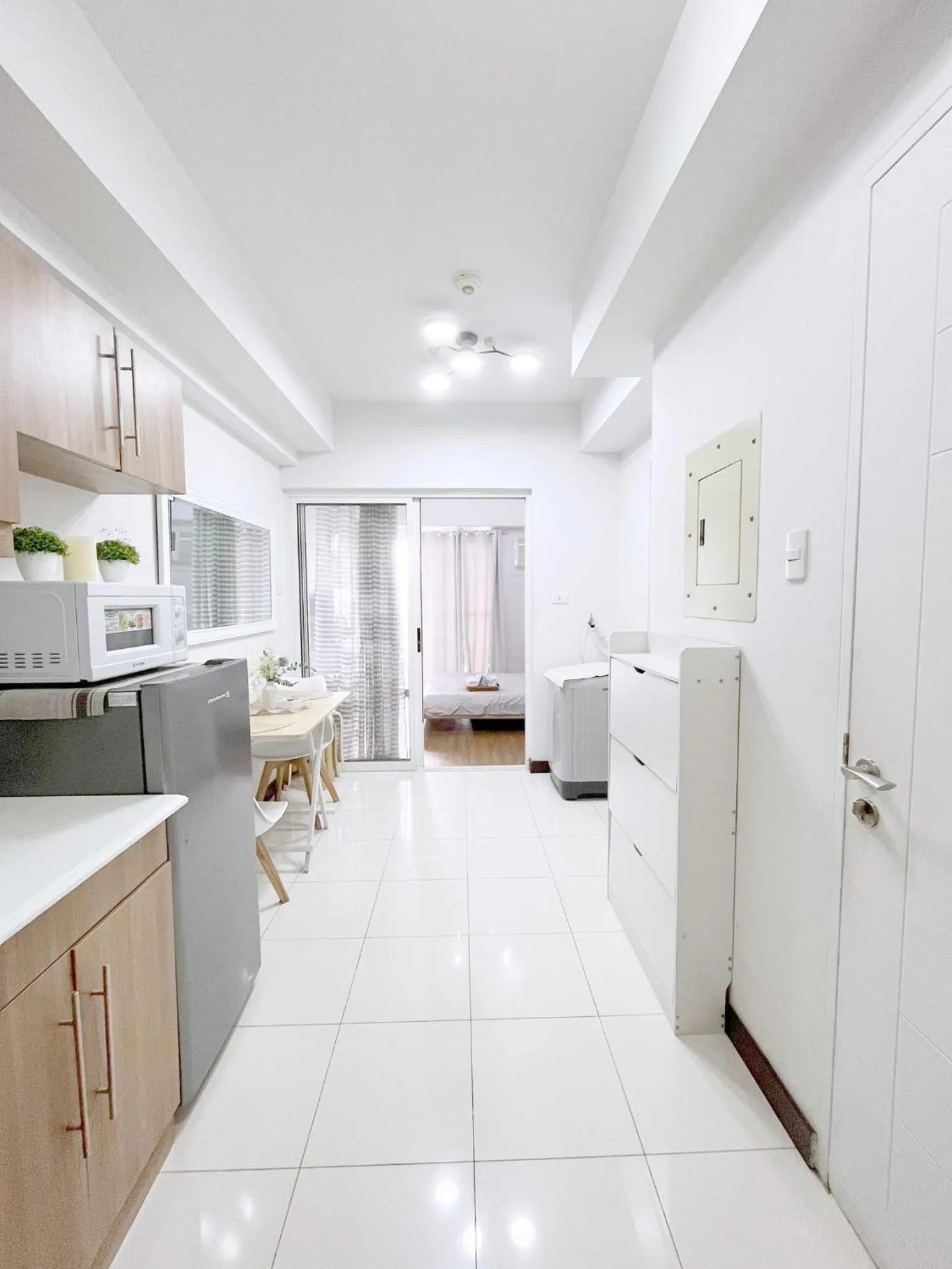 Dining area in Zinnia Towers 1BR Condo with PS4 Karaoke Netflix & Swimming Pool