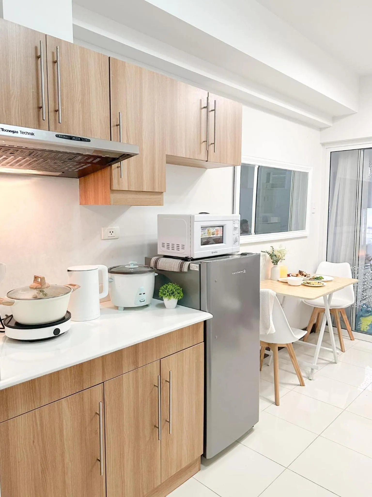 Dining area in Zinnia Towers 1BR Condo with PS4 Karaoke Netflix & Swimming Pool