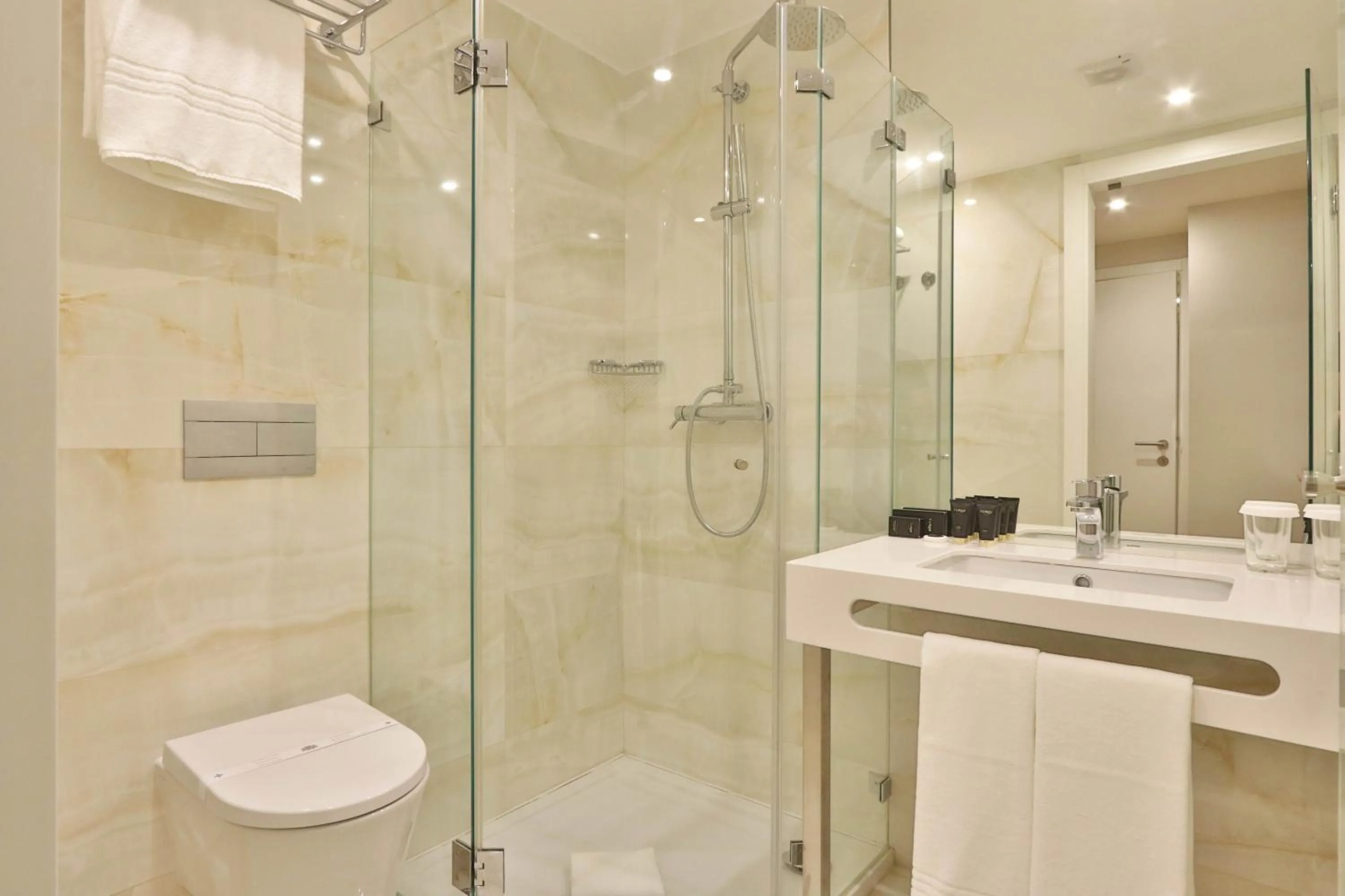 Shower in BOULEVARD Boutique Studios