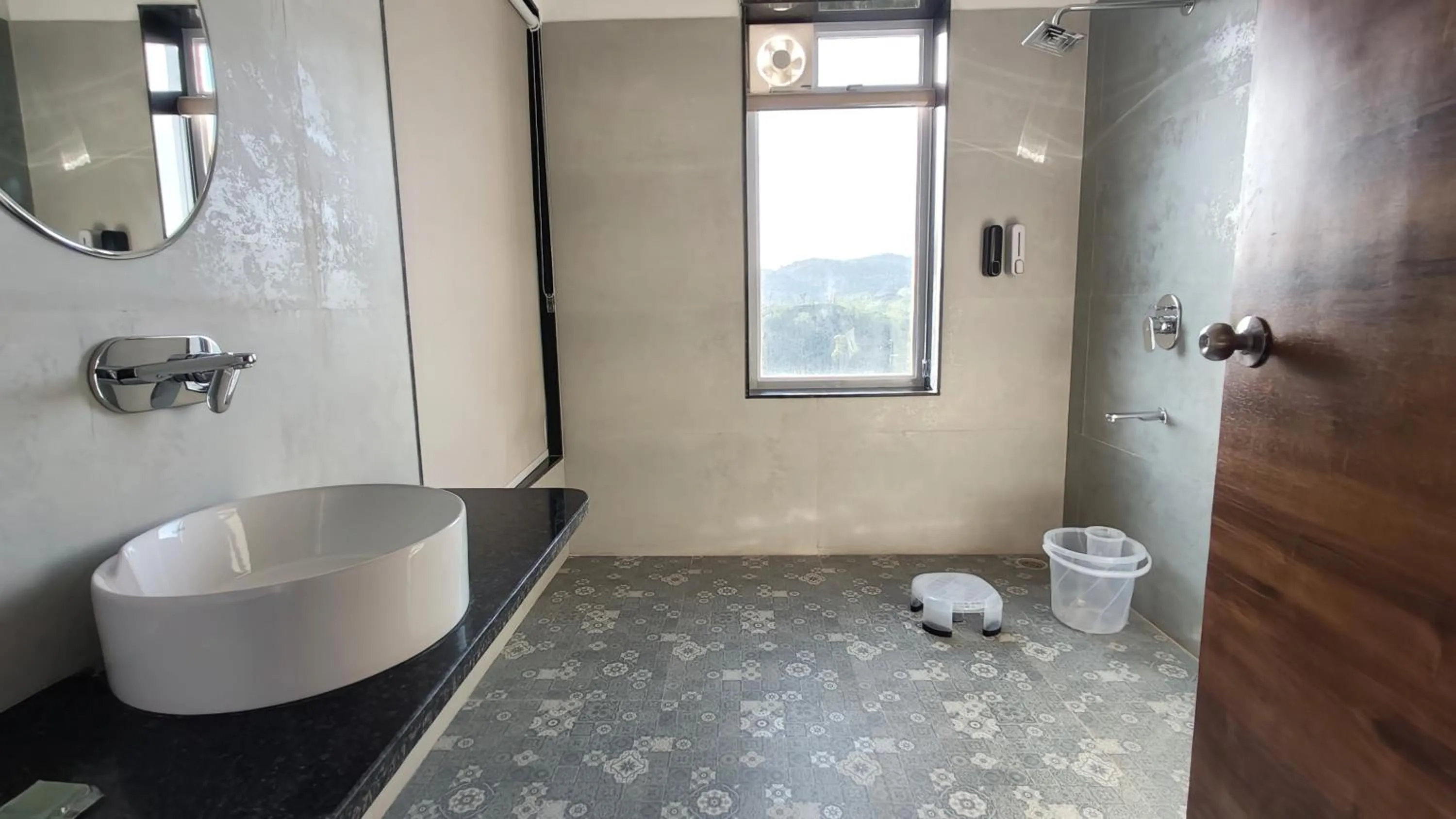 Shower in The Sky Imperial Pavoreal Jungle Resort