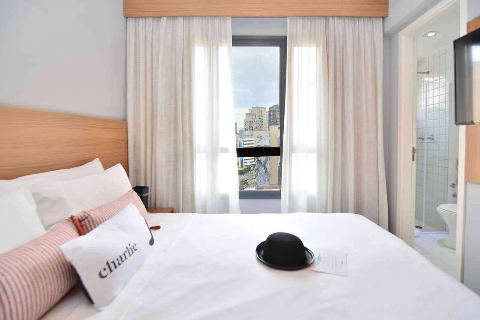 Bed in Charlie Faria Lima