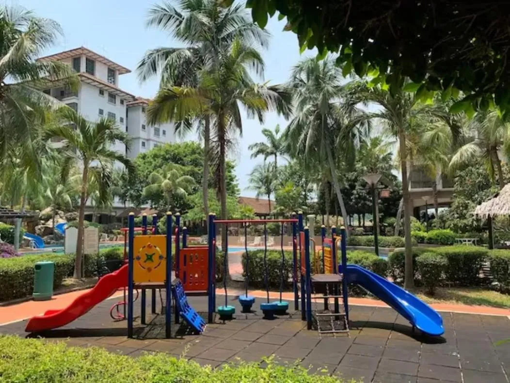 Gracious ~ Walking Distance to SEE, SHOP and EAT