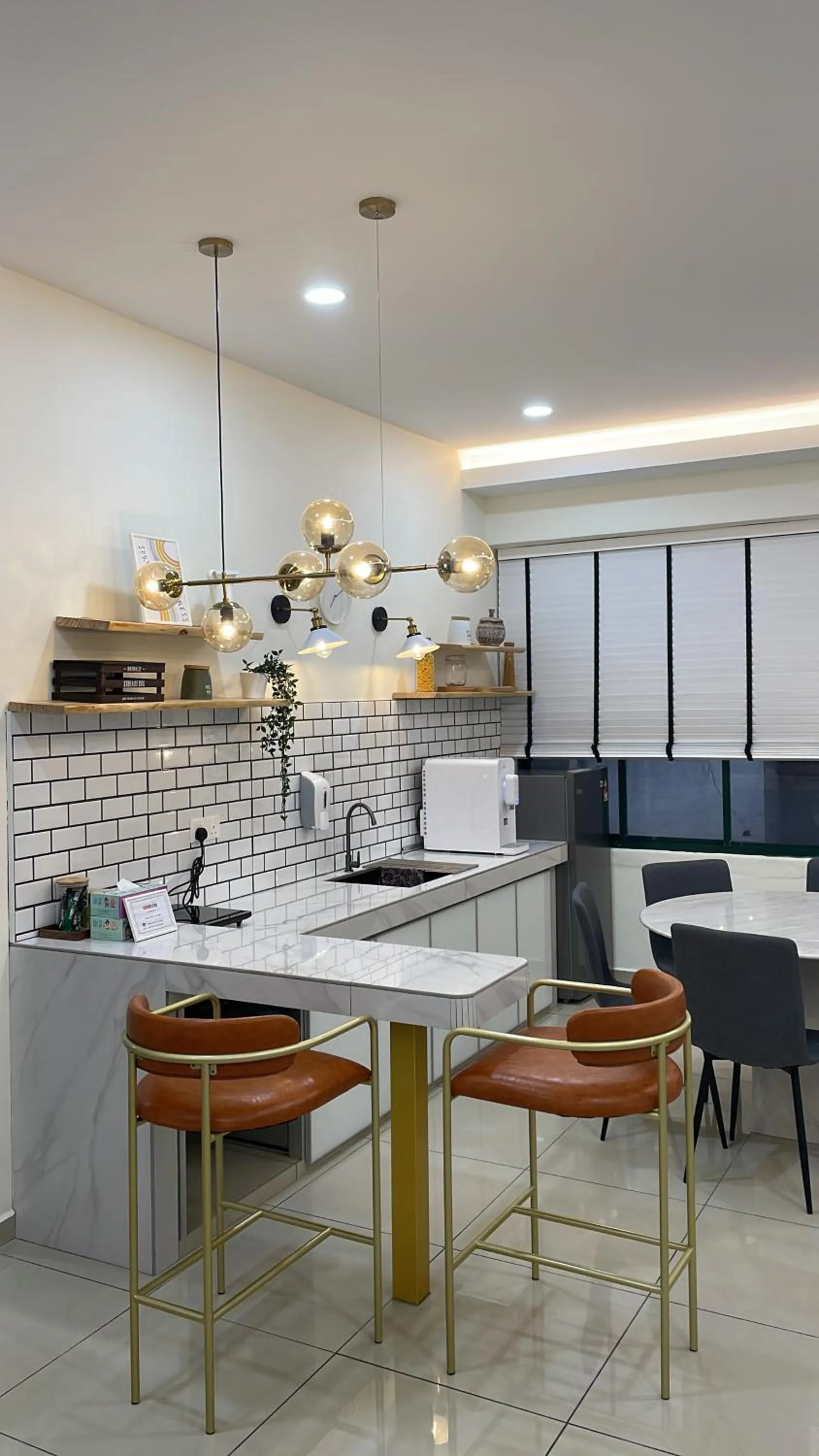 Gracious ~ Walking Distance to SEE, SHOP and EAT