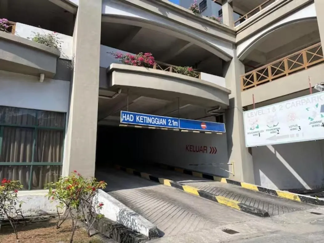 Gracious ~ Walking Distance to SEE, SHOP and EAT