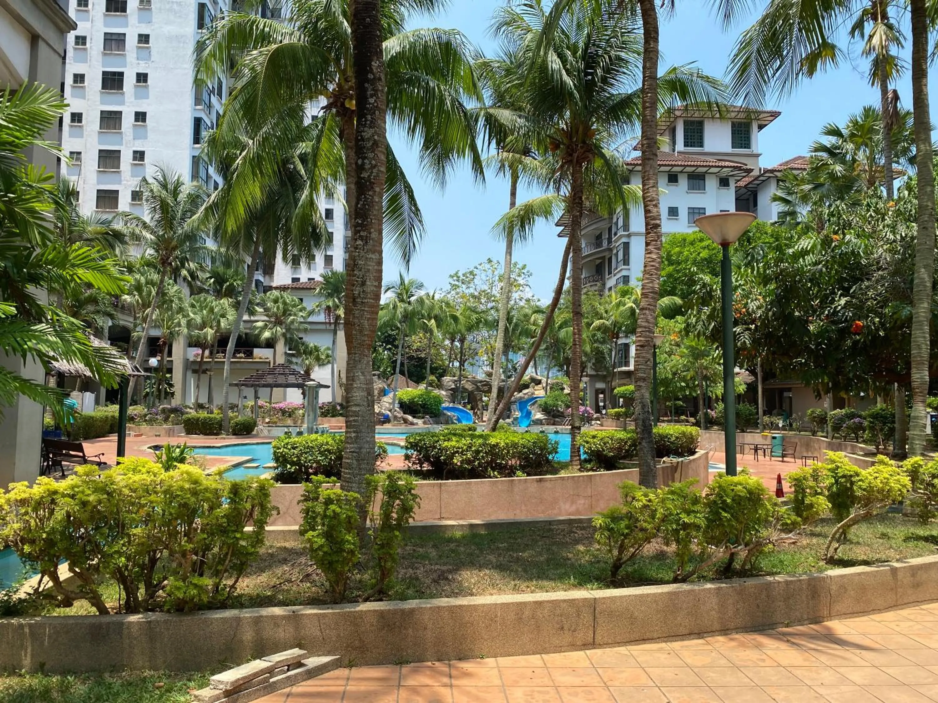 Gracious ~ Walking Distance to SEE, SHOP and EAT