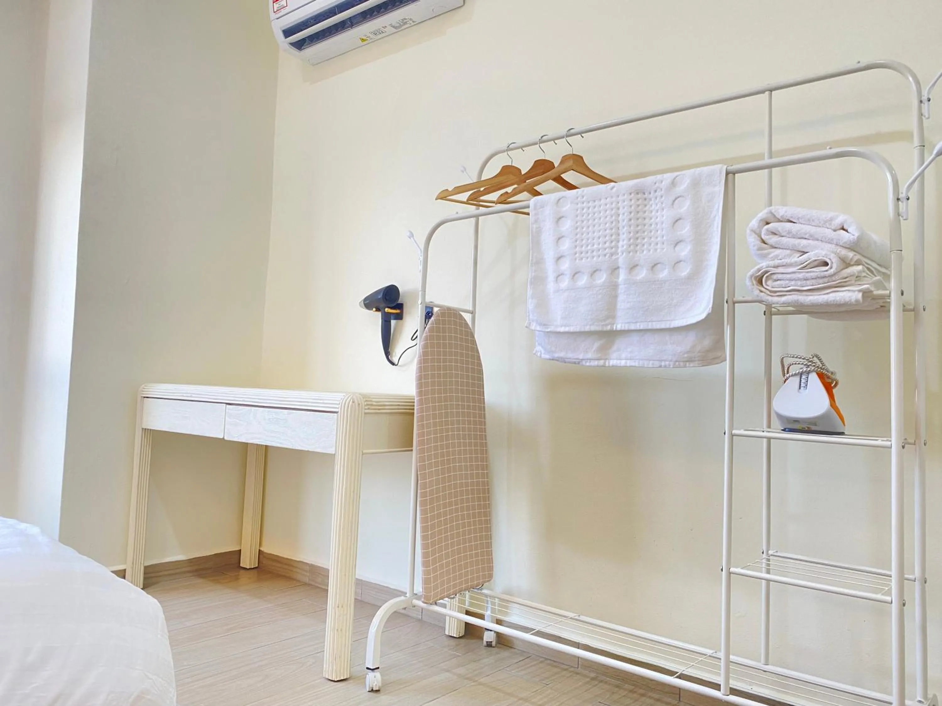 Bed in Gracious ~ Walking Distance to SEE, SHOP and EAT