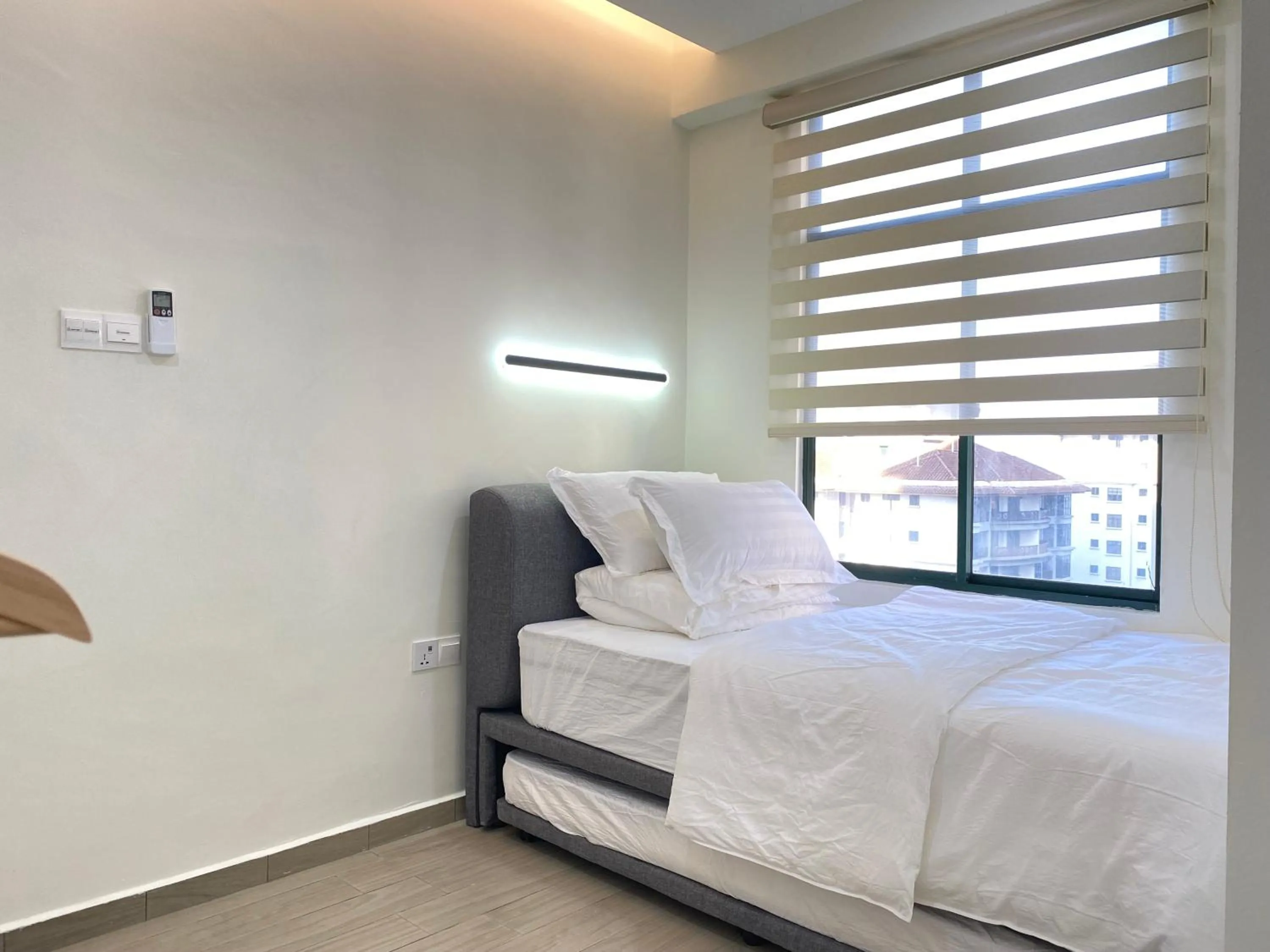 Bed in Gracious ~ Walking Distance to SEE, SHOP and EAT