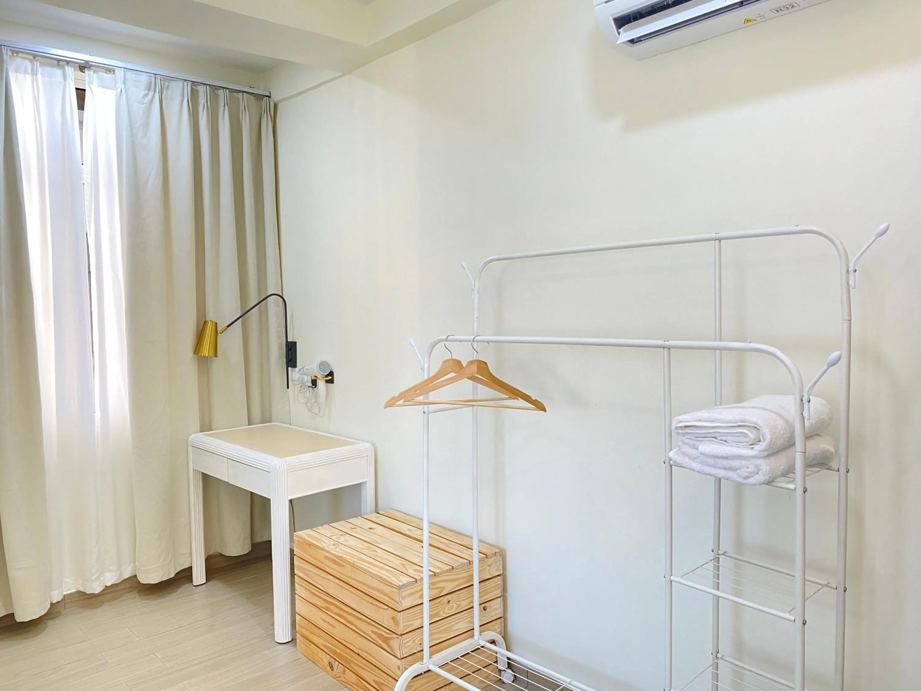 Gracious ~ Walking Distance to SEE, SHOP and EAT