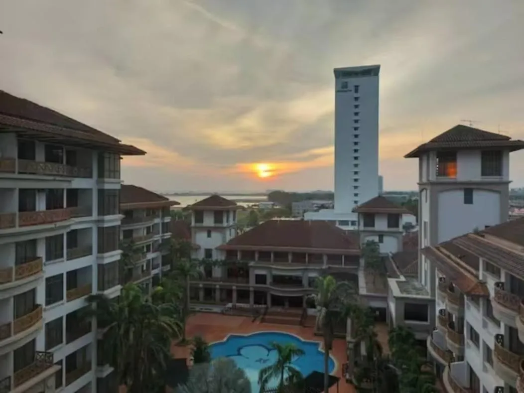 Gracious ~ Walking Distance to SEE, SHOP and EAT