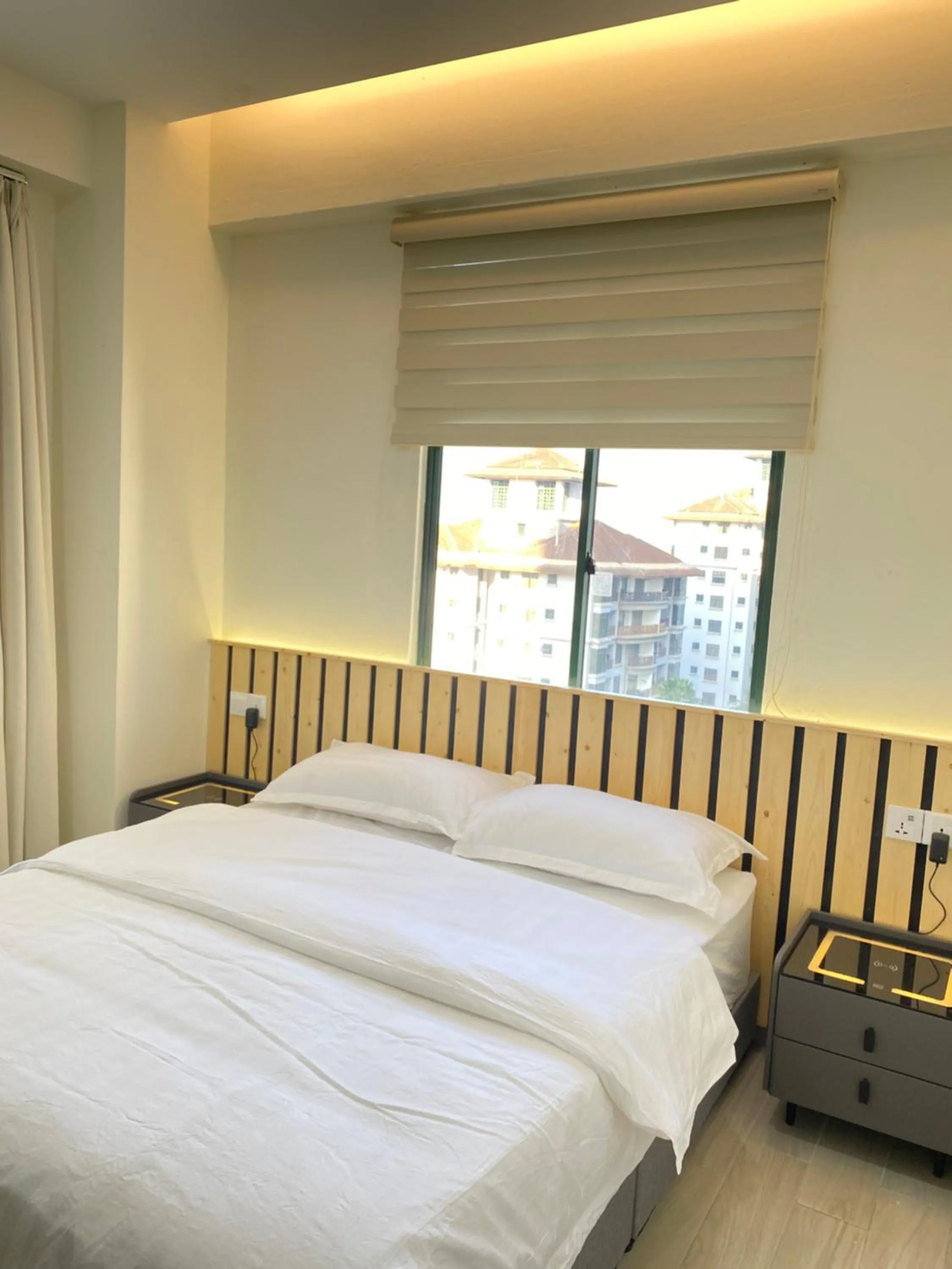 Bed in Gracious ~ Walking Distance to SEE, SHOP and EAT