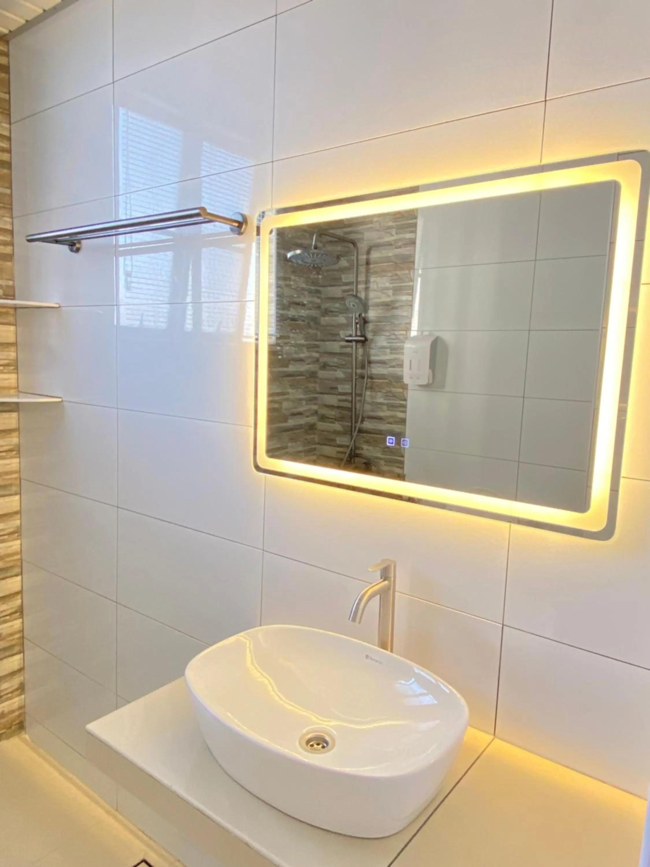 Gracious ~ Walking Distance to SEE, SHOP and EAT