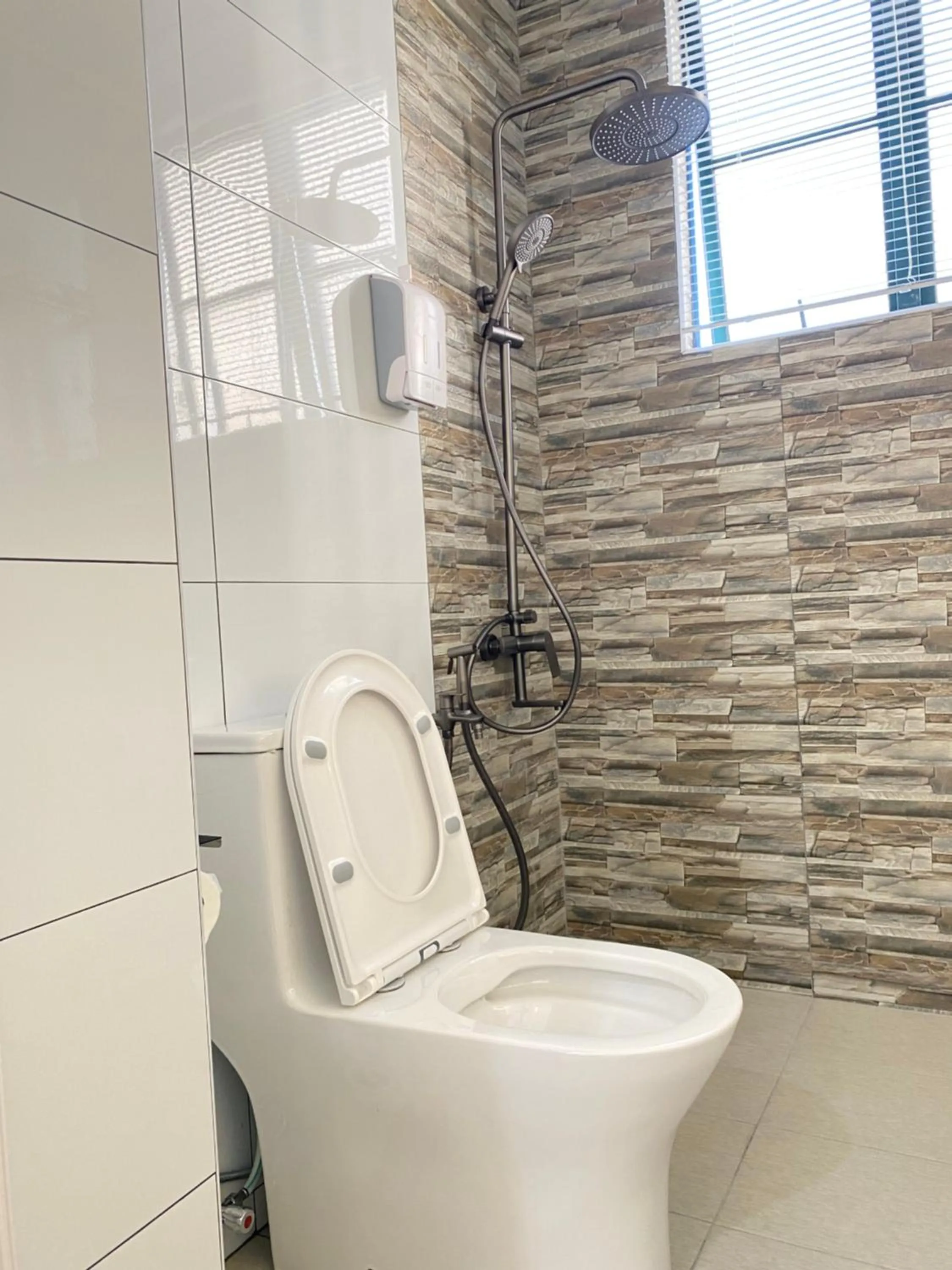 Gracious ~ Walking Distance to SEE, SHOP and EAT