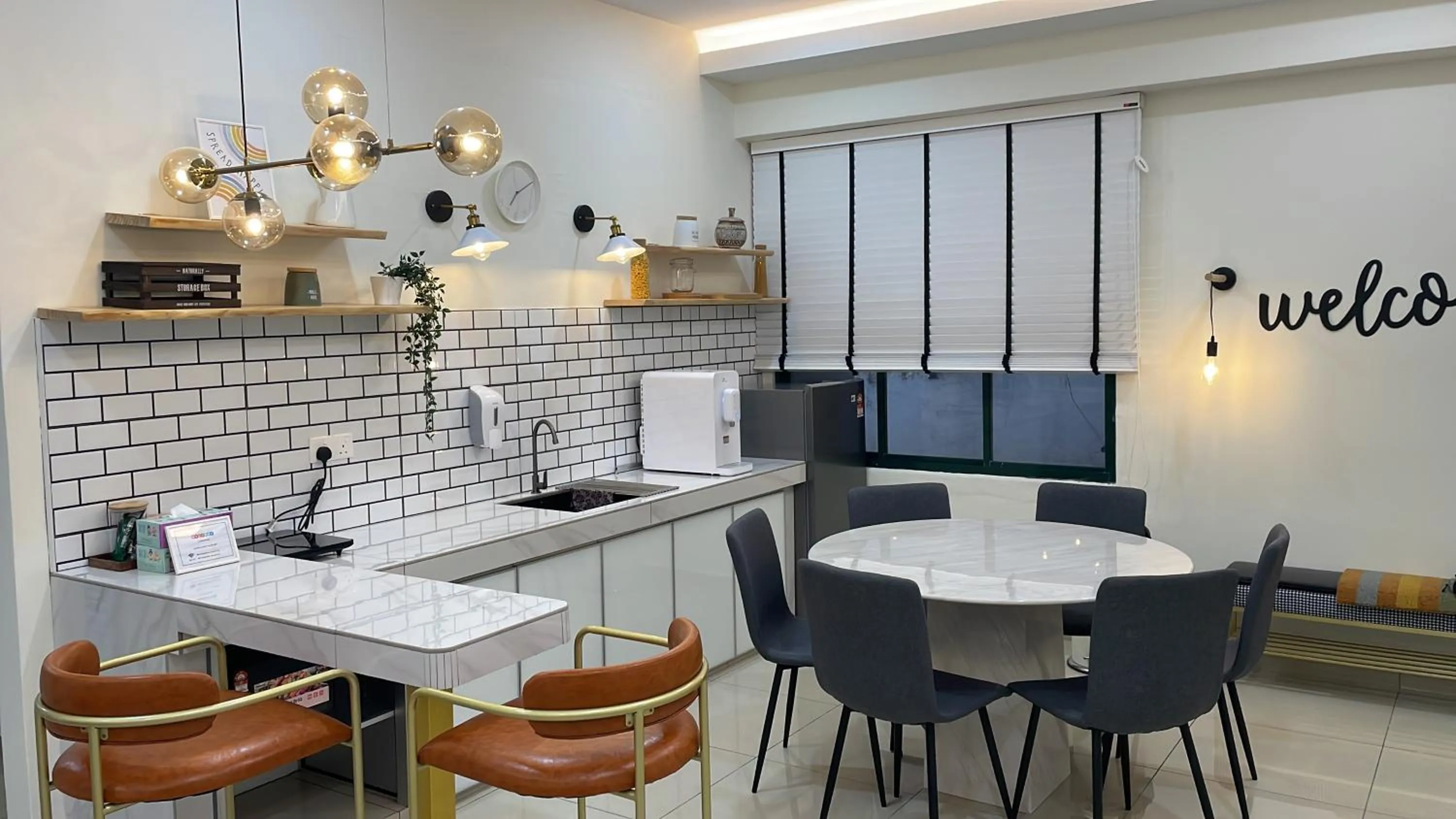 Gracious ~ Walking Distance to SEE, SHOP and EAT