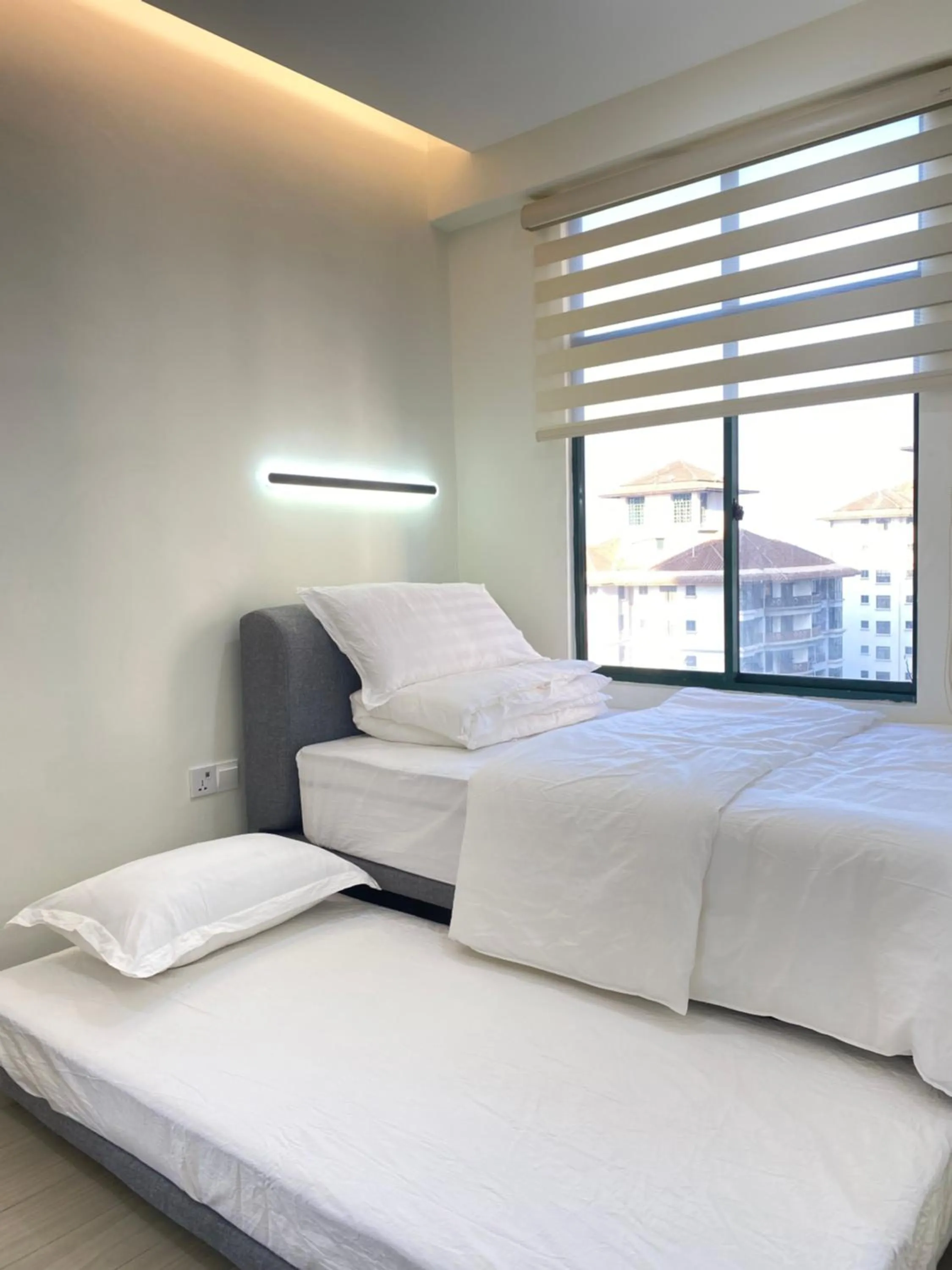 Bed in Gracious ~ Walking Distance to SEE, SHOP and EAT