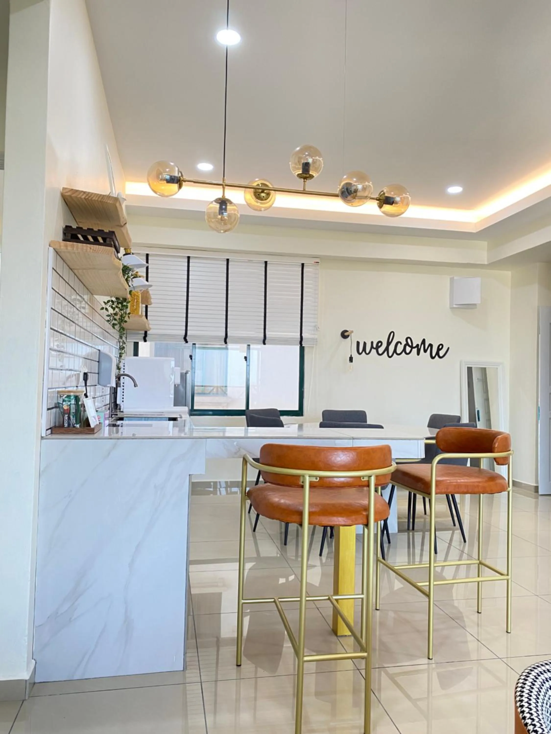 Gracious ~ Walking Distance to SEE, SHOP and EAT