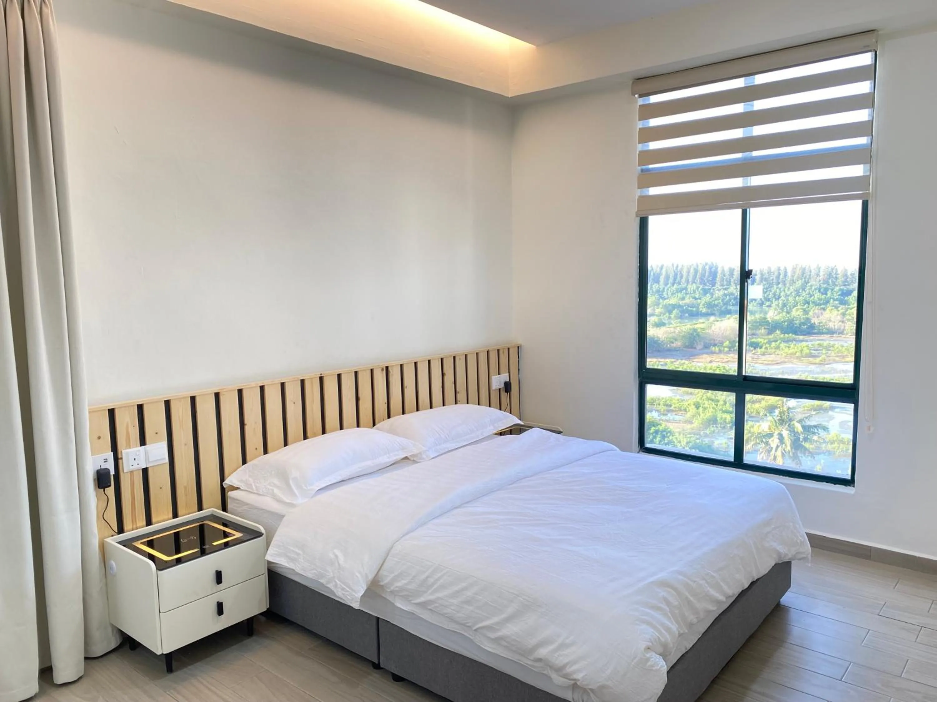 Bed in Gracious ~ Walking Distance to SEE, SHOP and EAT