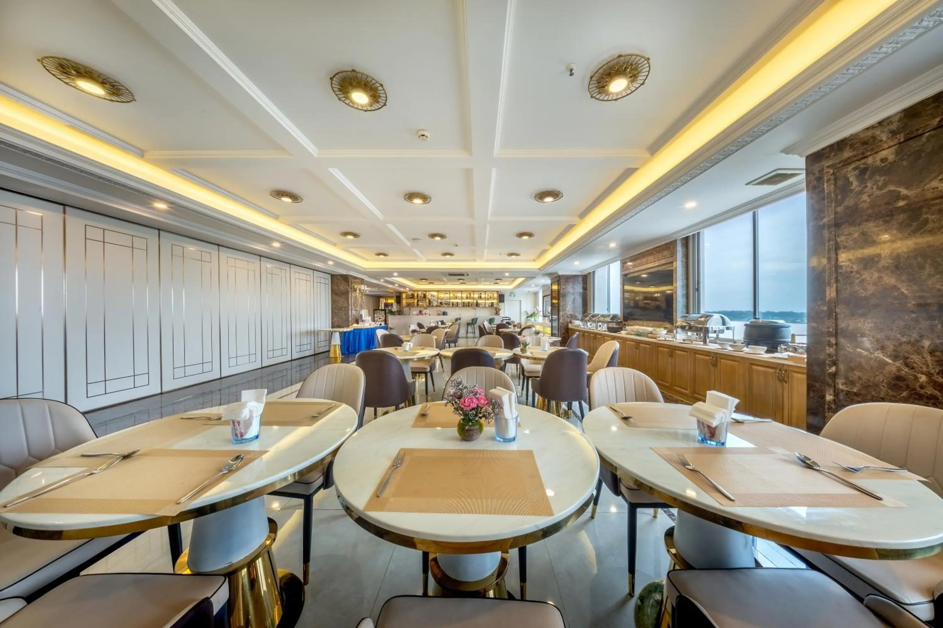 Restaurant/places to eat in ST Hotel Wattay Airport