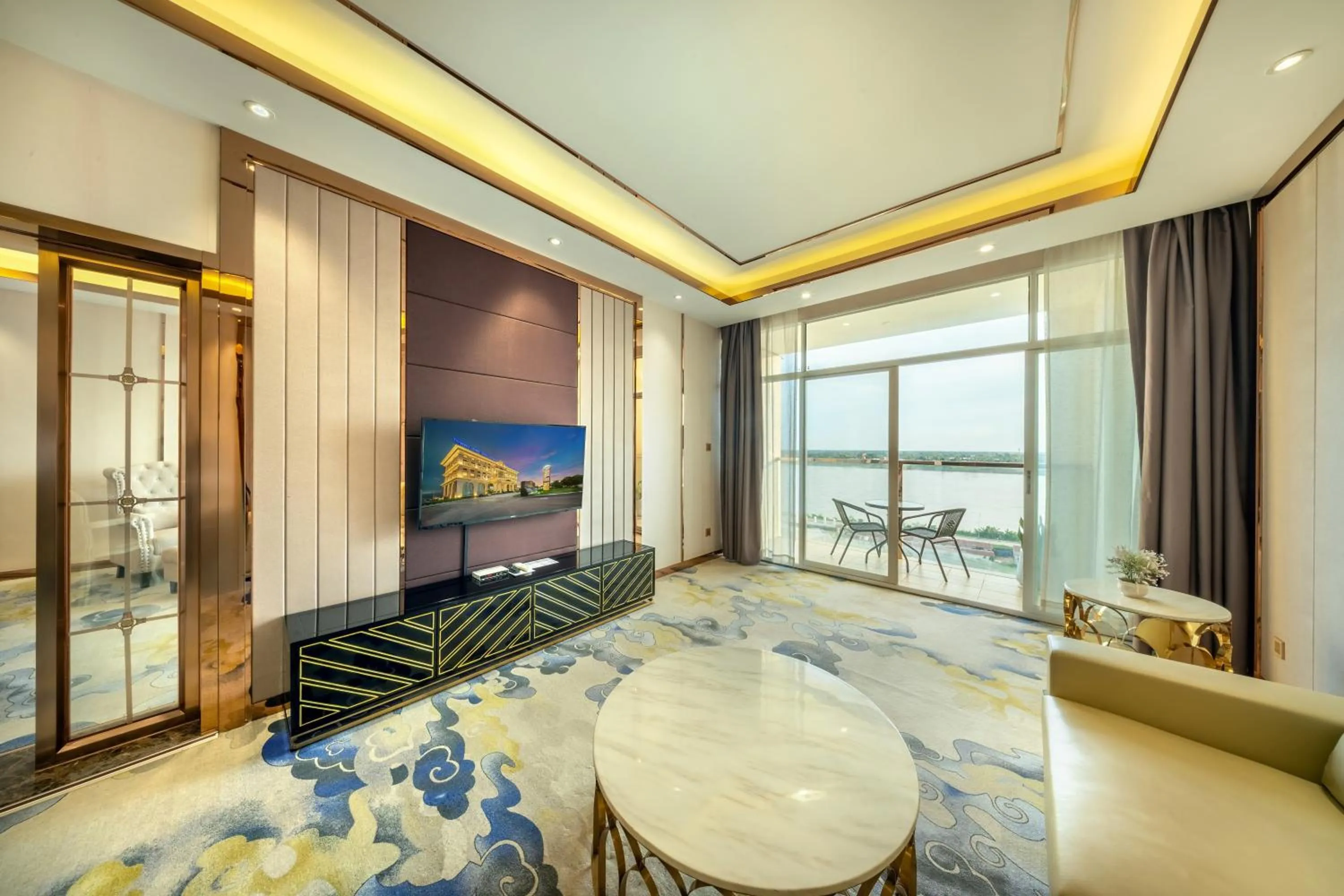 Living room, Bed in ST Hotel Wattay Airport