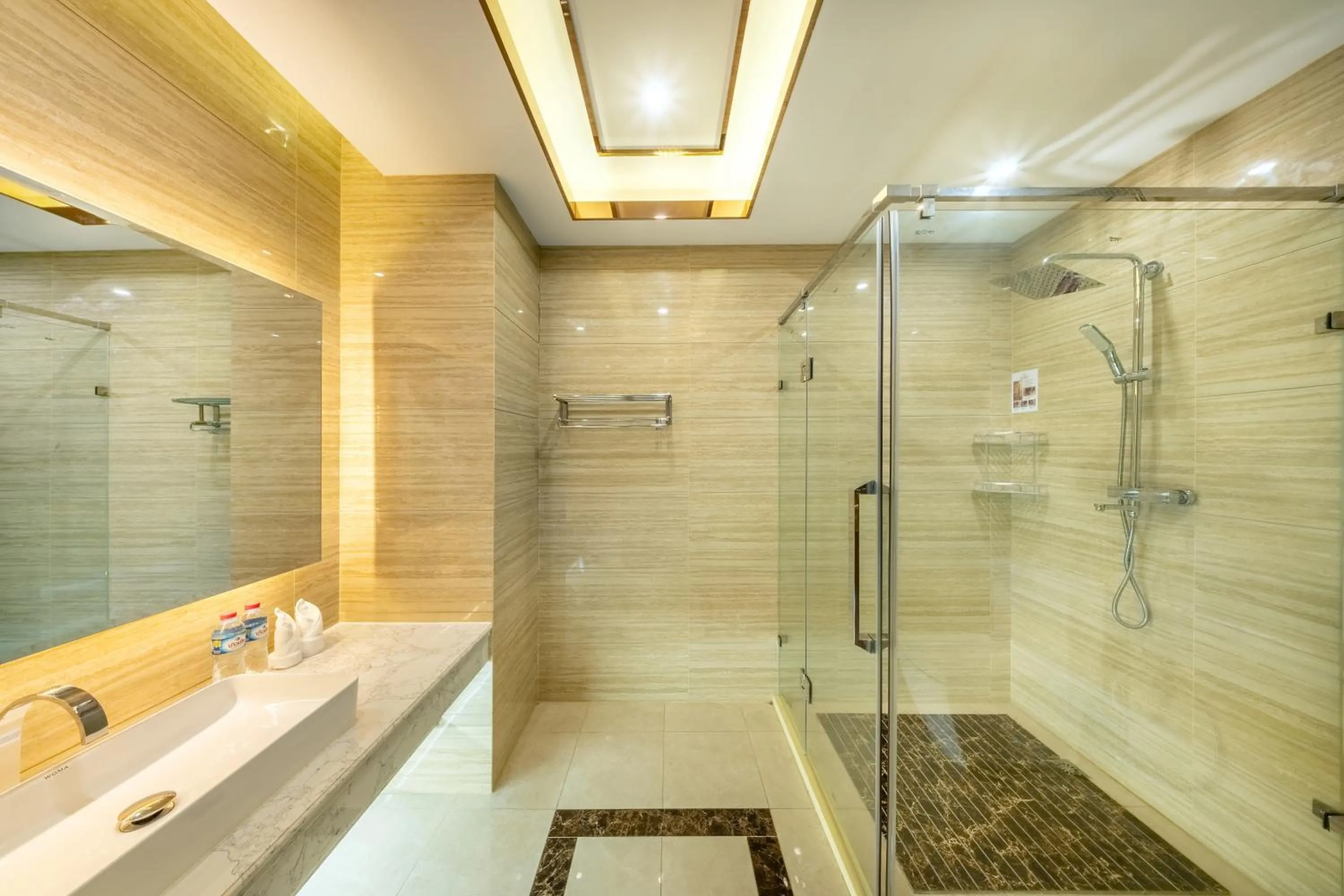 Shower in ST Hotel Wattay Airport