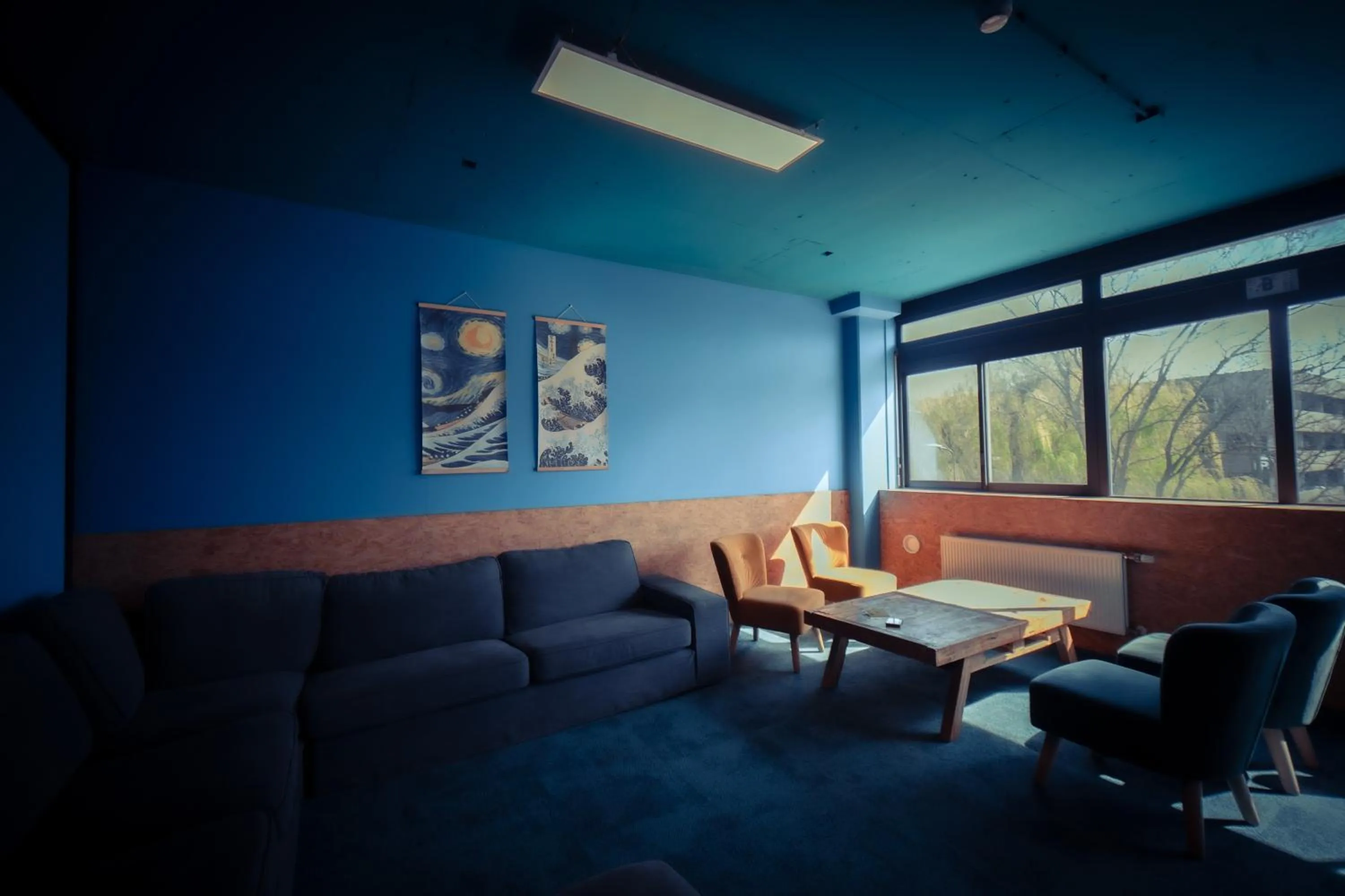 Communal lounge/ TV room in Urban Hotel The Golden Stork