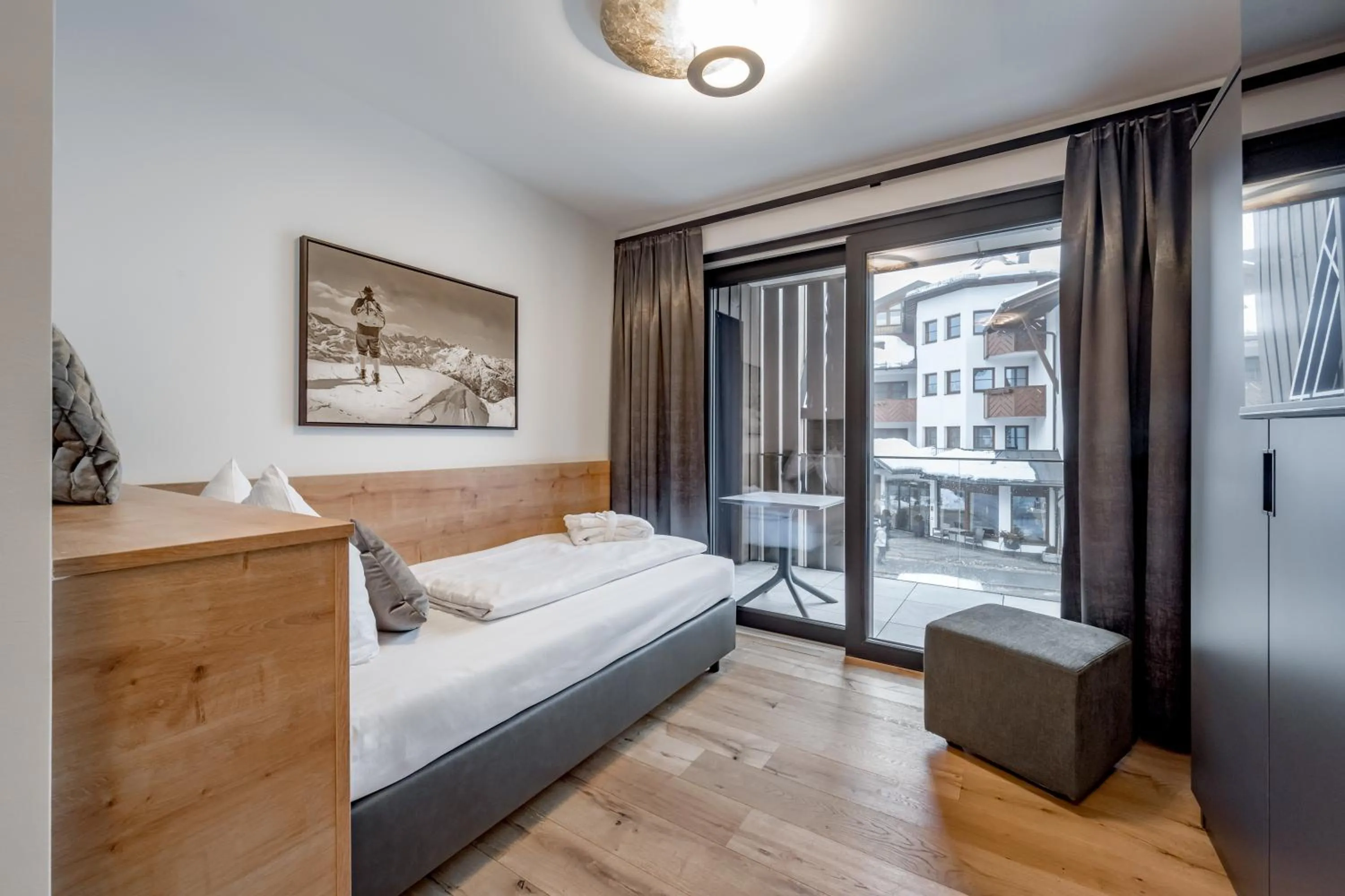 Photo of the whole room, Bed in Summit Seefeld