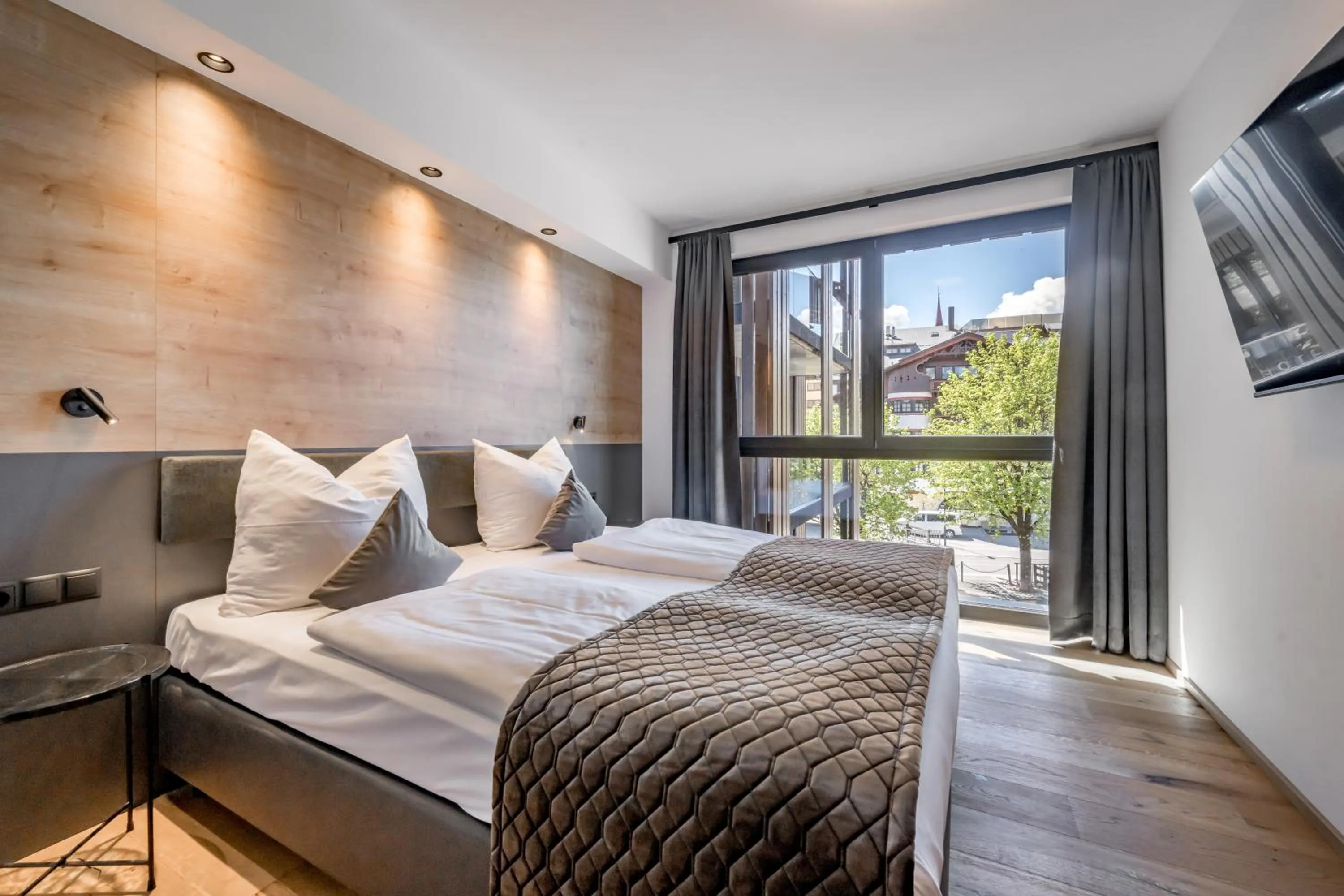 Photo of the whole room, Bed in Summit Seefeld