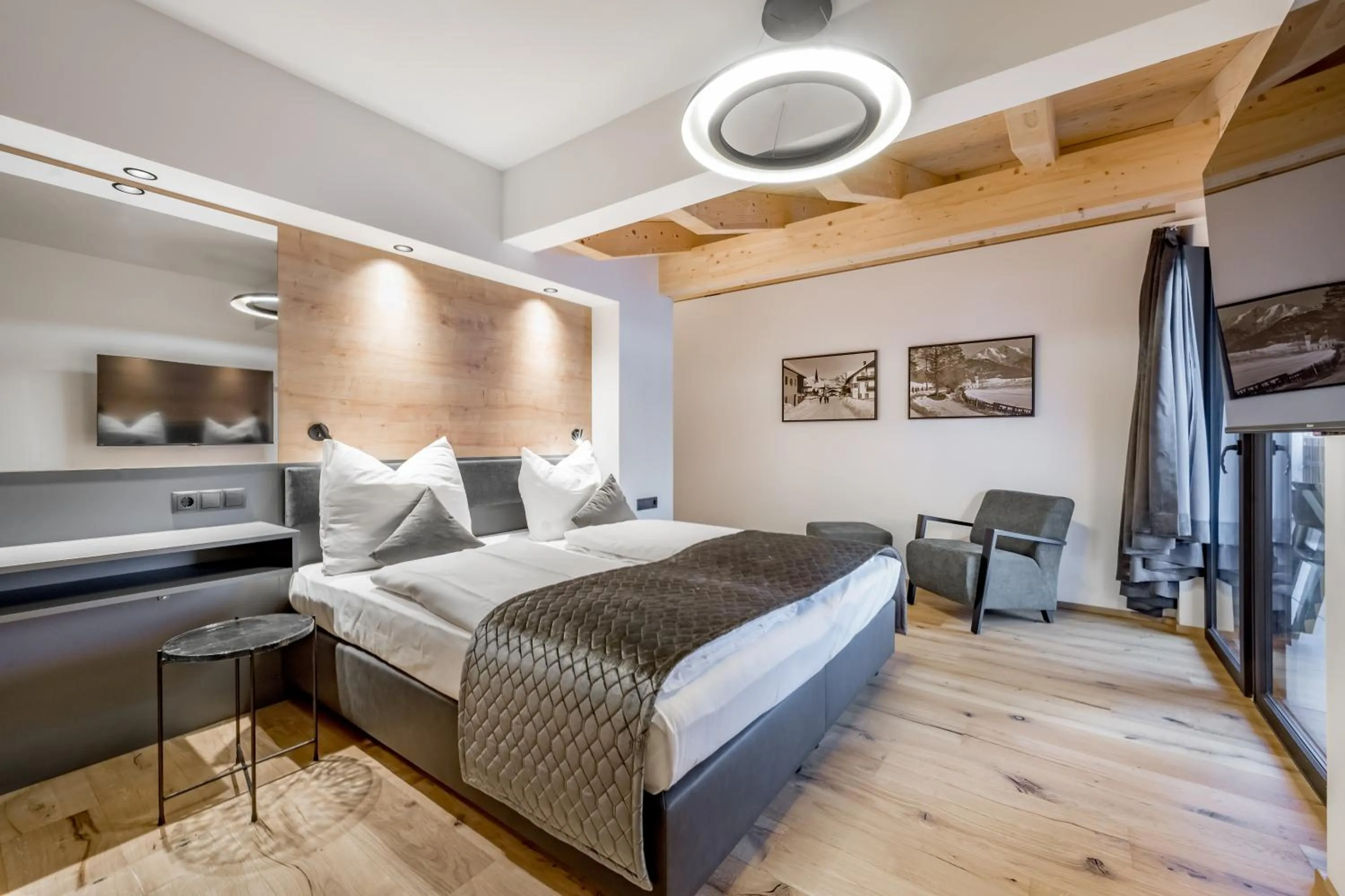 Photo of the whole room, Bed in Summit Seefeld