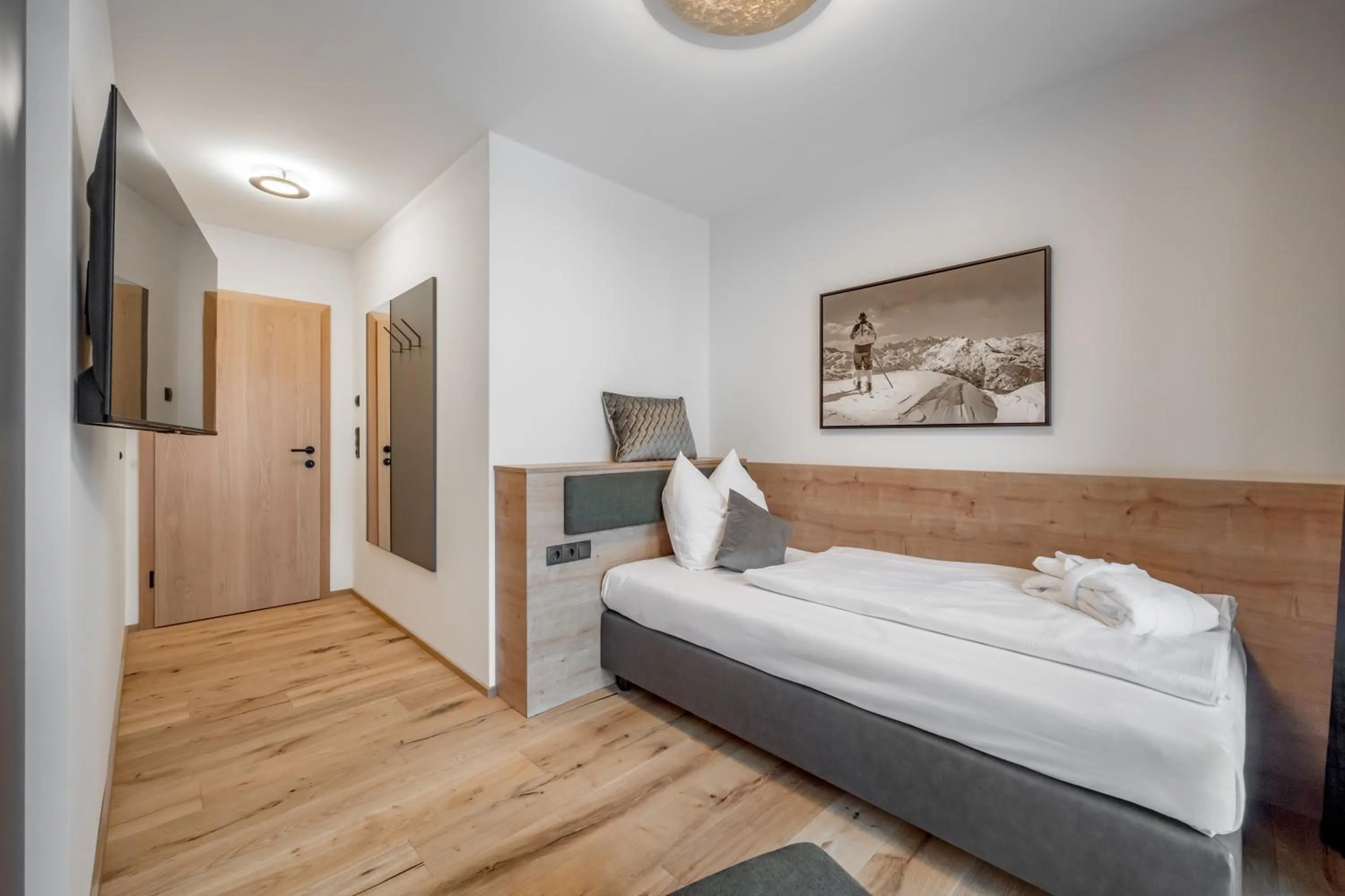 Photo of the whole room, Bed in Summit Seefeld