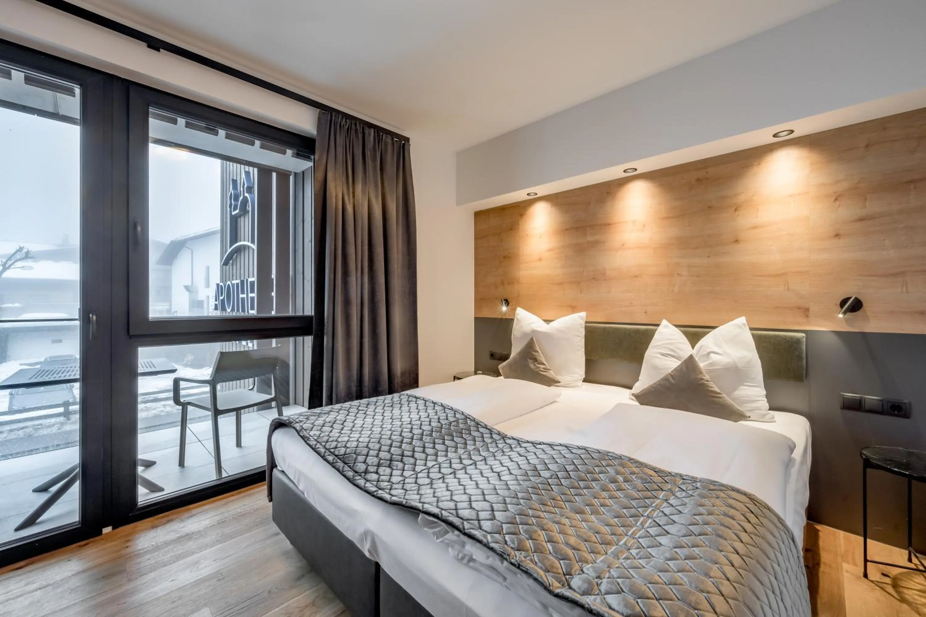 Photo of the whole room, Bed in Summit Seefeld