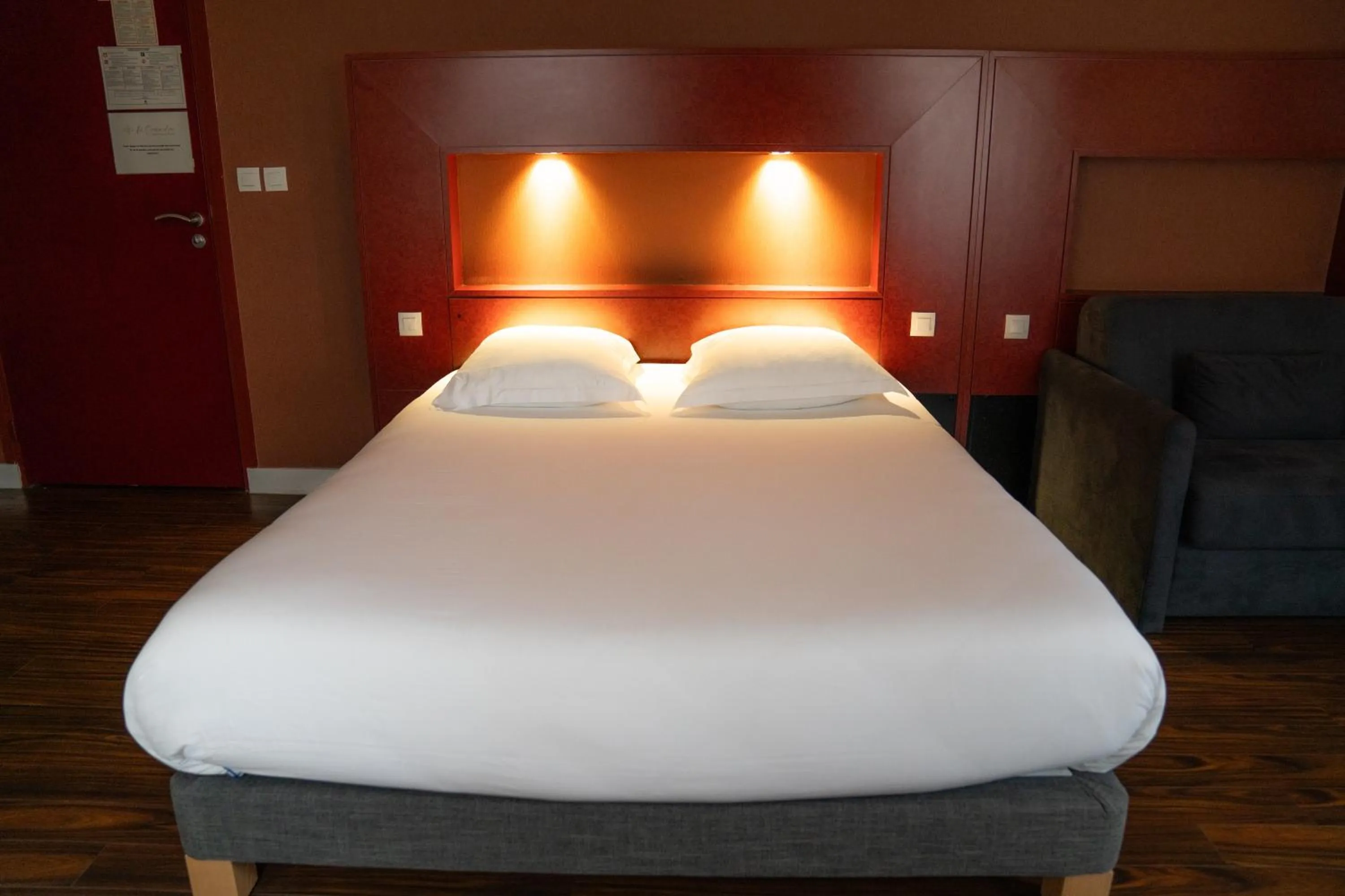 Bed in LA CROIX D'OR LOGIS Hôtels