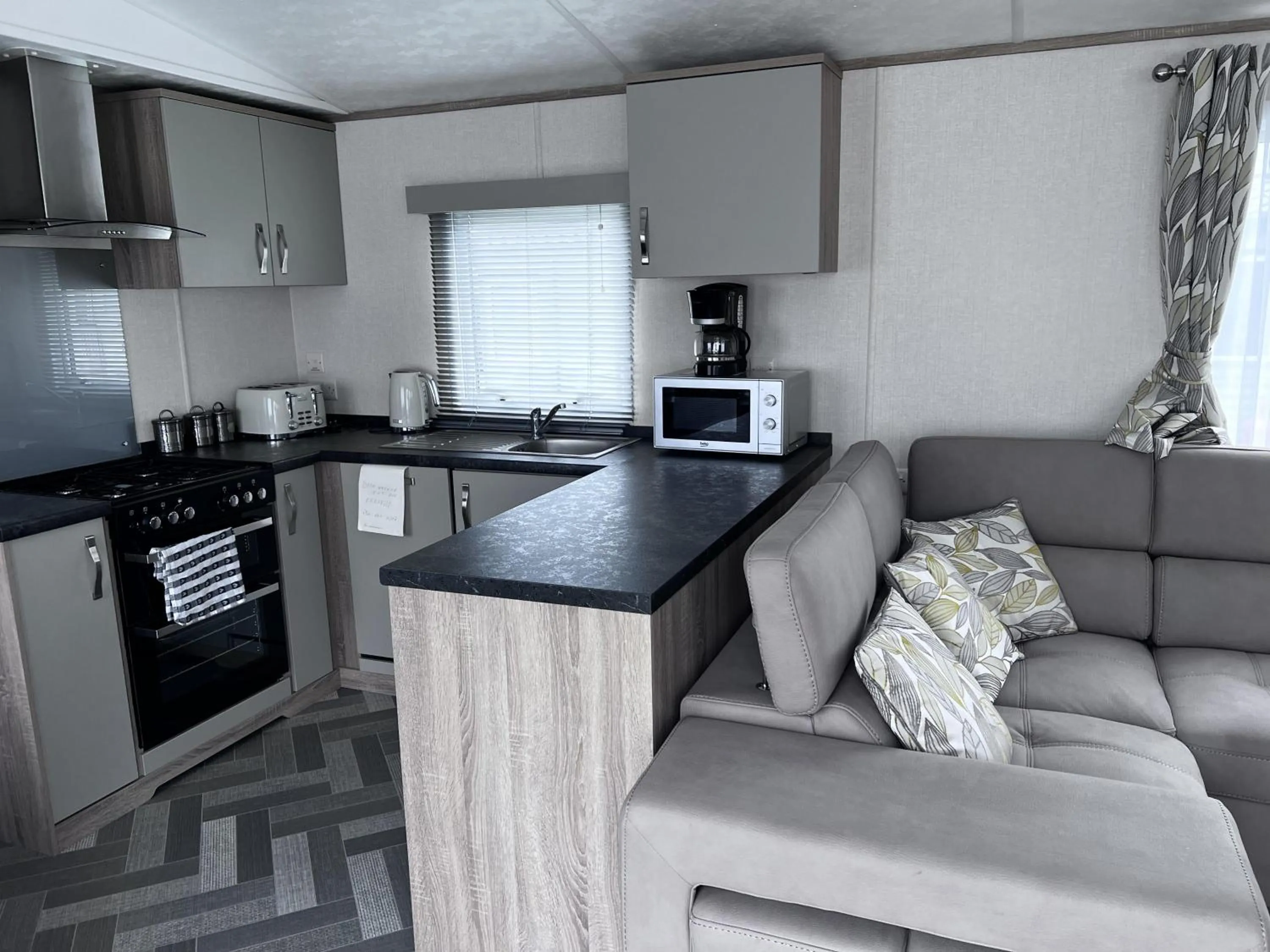 Coopers Beach 3-Bed Caravan Sleeps 8 & Pets Ok