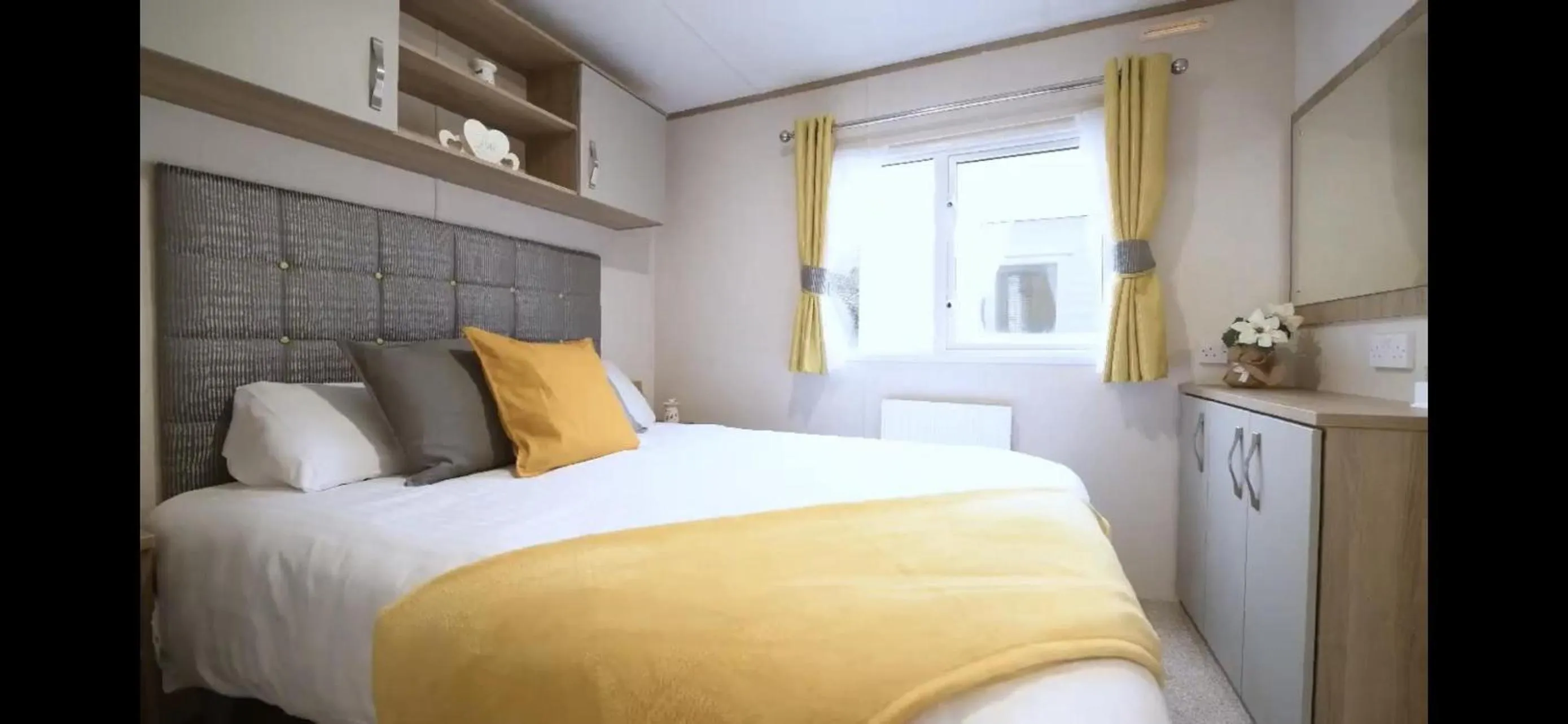 Bed in Coopers Beach 3-Bed Caravan Sleeps 8 & Pets Ok