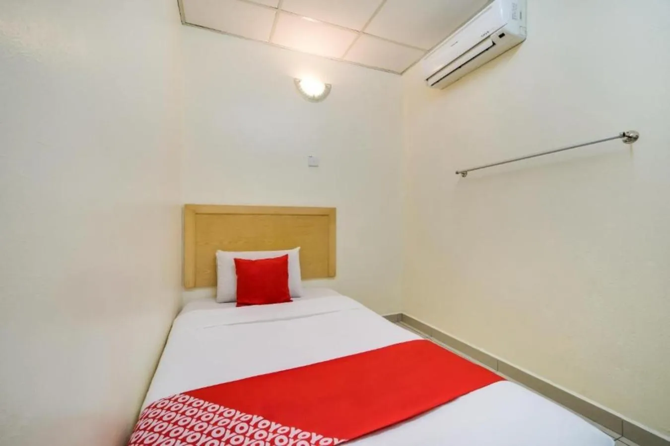 Bed in Hotel River Inn