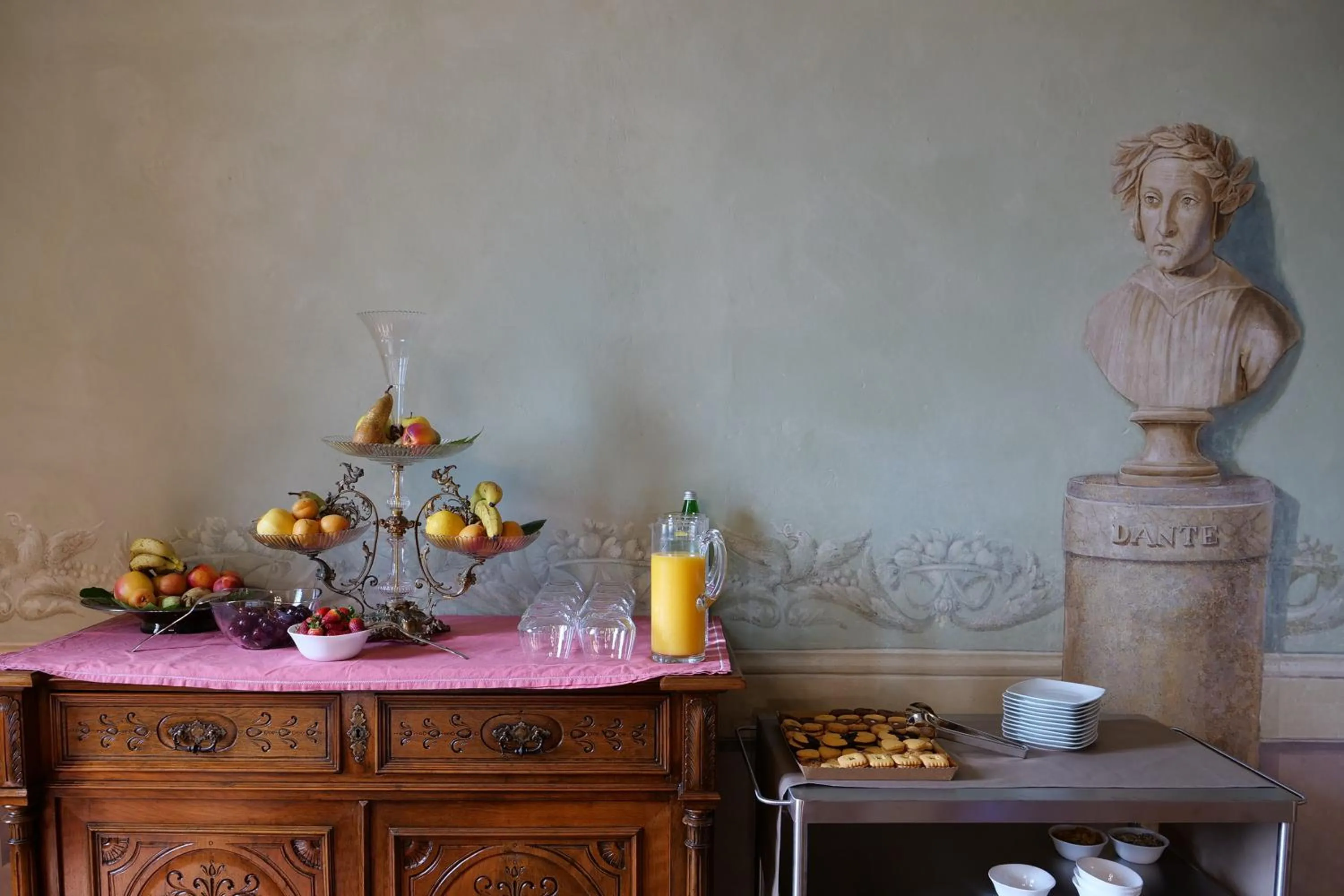 Buffet breakfast in Delcorto Suites