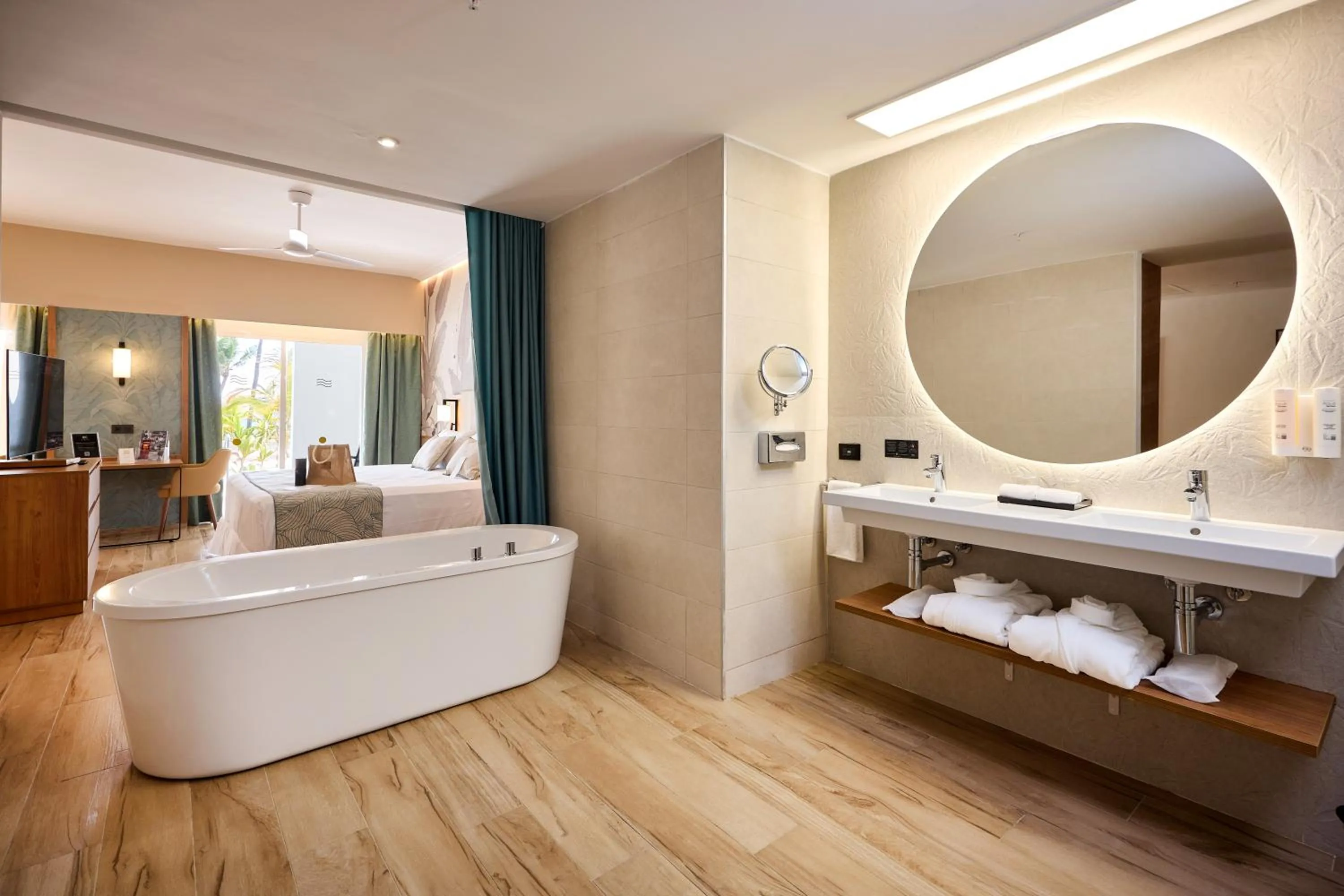 Bathroom, Bed in Riu Palace Bavaro - All Inclusive