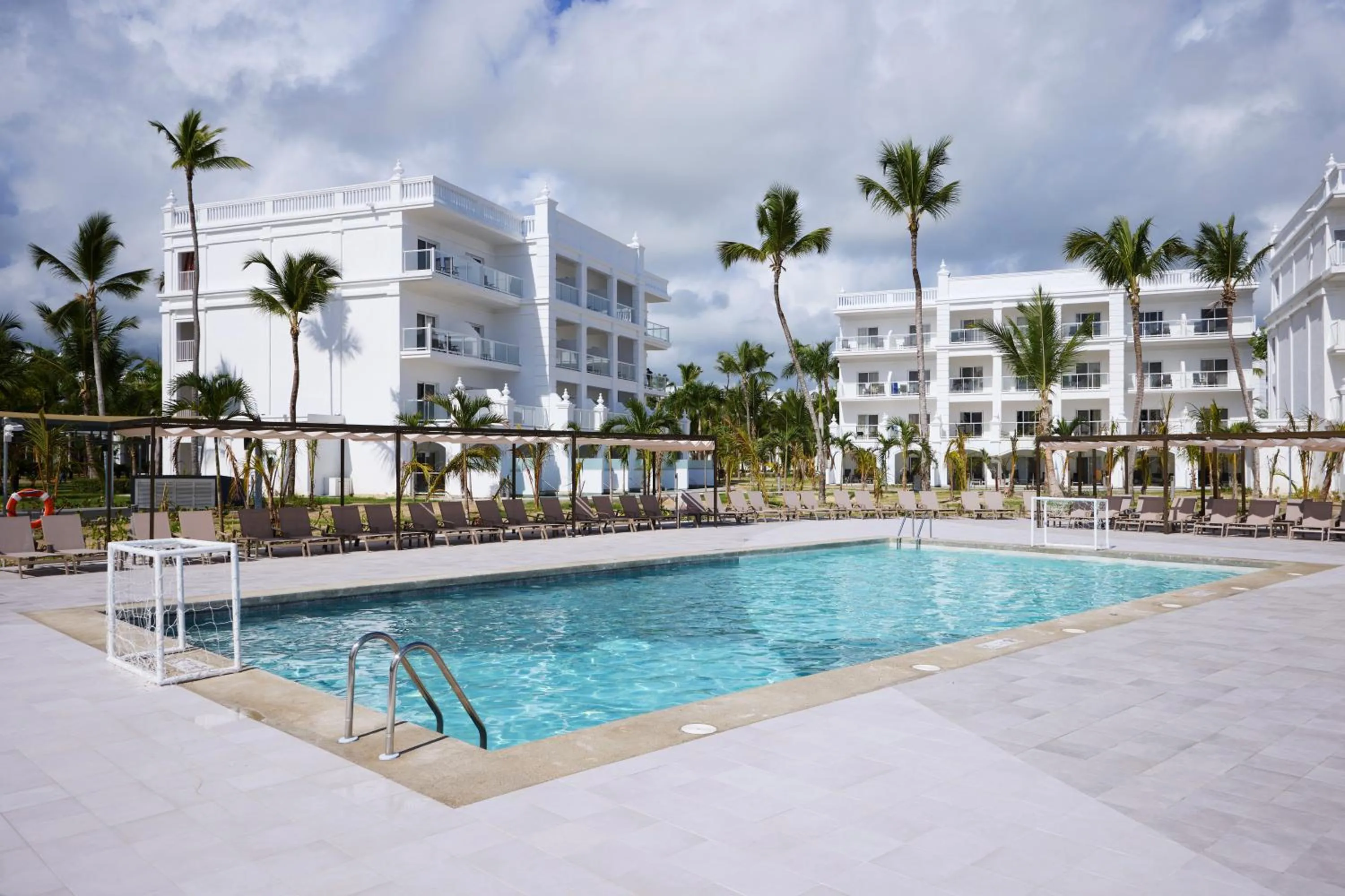 Swimming pool in Riu Palace Bavaro - All Inclusive