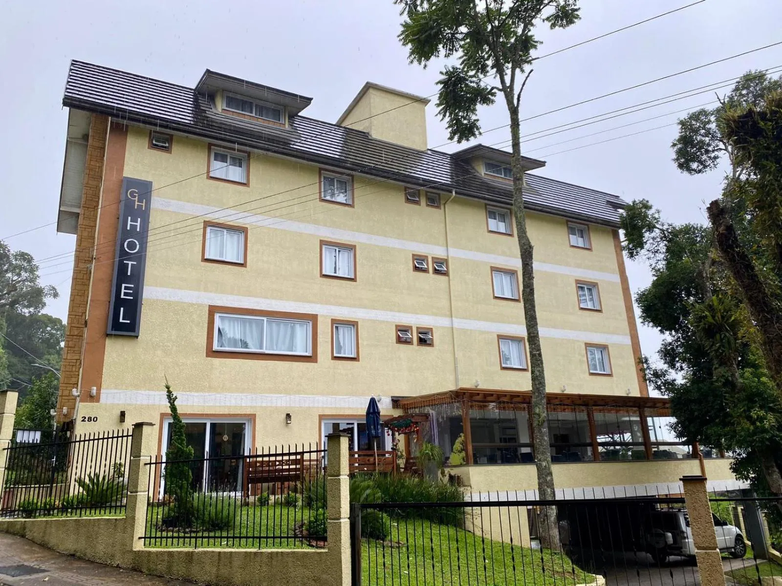 Property building in Hotel Golden Hills