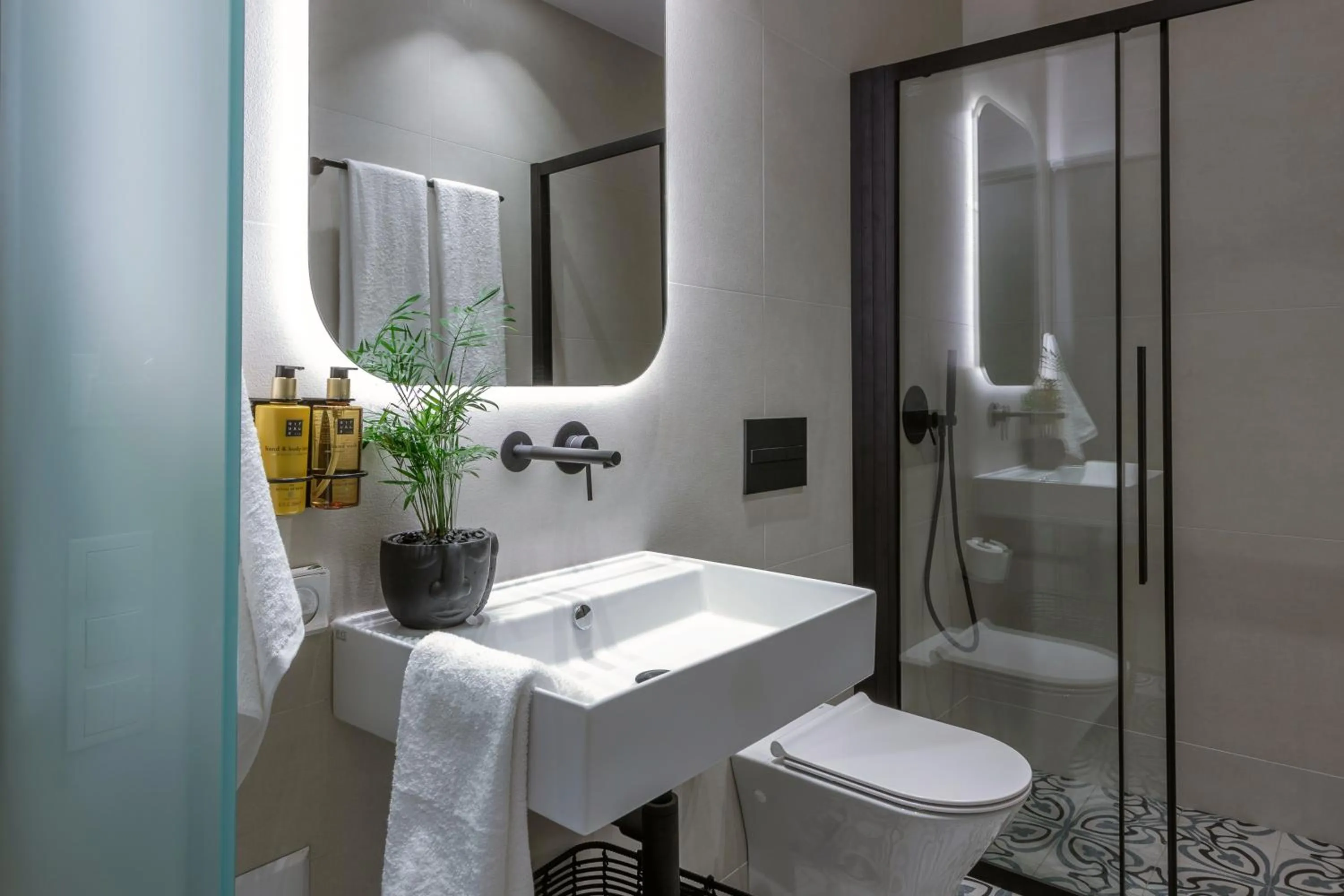 Shower in Octavia Rooms