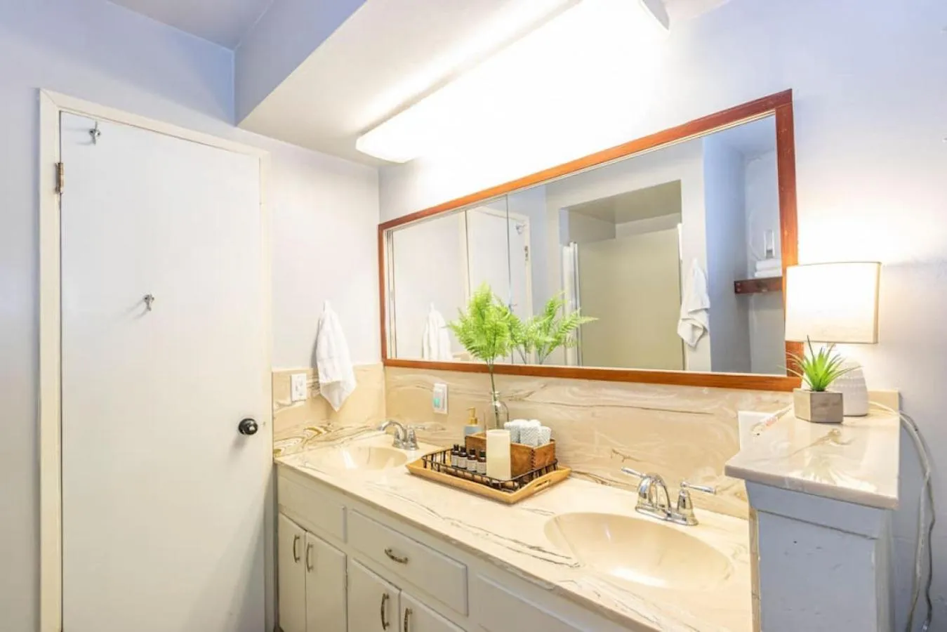 Bathroom in Sierra Vista Lookout Lodge with Creek, Waterfall and Waterholes, minutes from Bass Lake and Yosemite South Gate