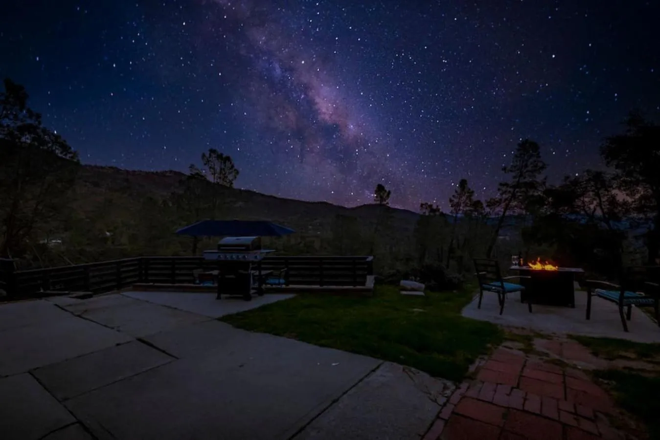 Night in Sierra Vista Lookout Lodge with Creek, Waterfall and Waterholes, minutes from Bass Lake and Yosemite South Gate