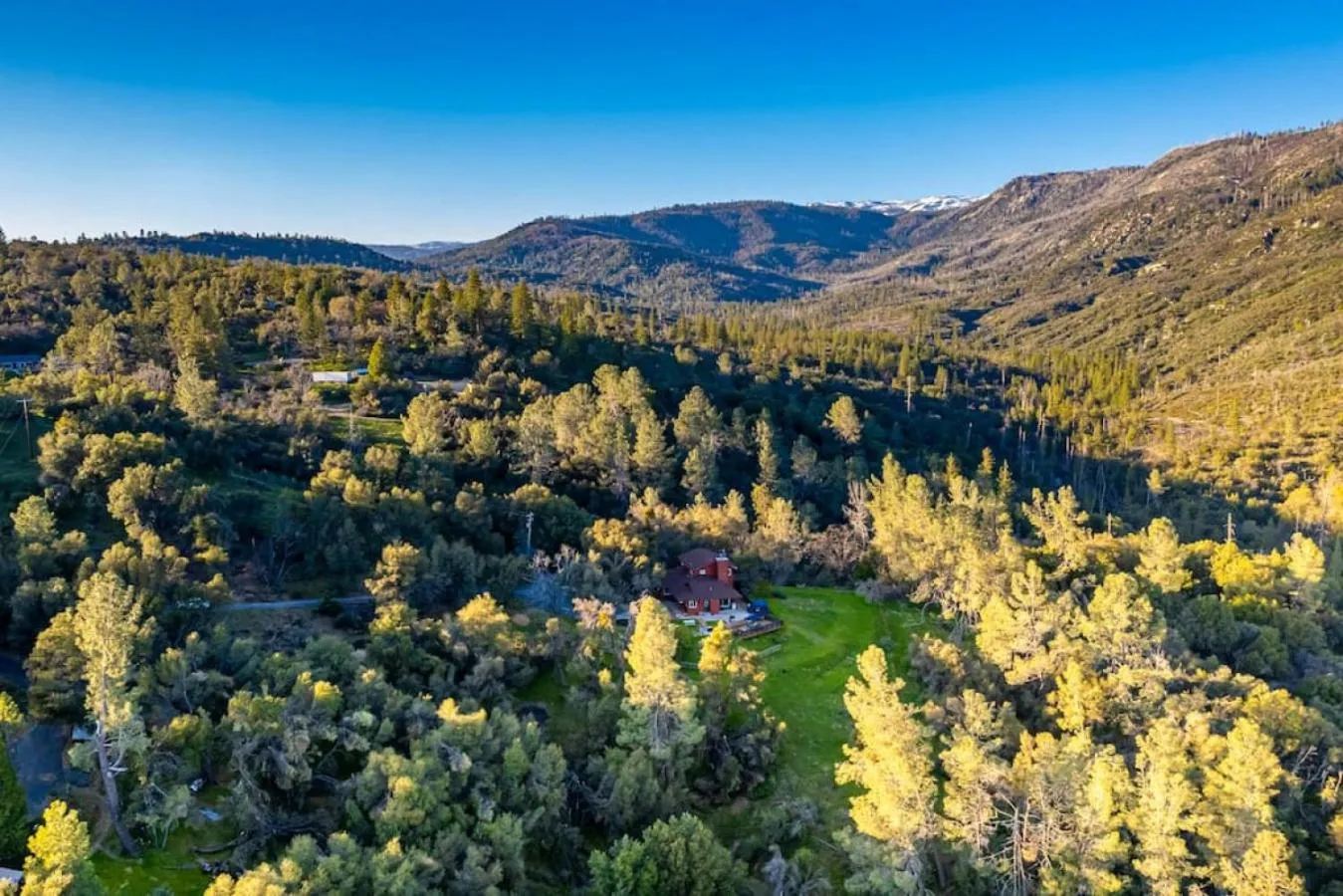 Sierra Vista Lookout Lodge with Creek, Waterfall and Waterholes, minutes from Bass Lake and Yosemite South Gate