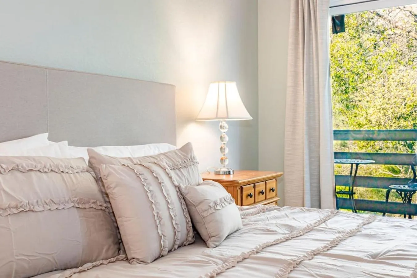 Bed in Sierra Vista Lookout Lodge with Creek, Waterfall and Waterholes, minutes from Bass Lake and Yosemite South Gate