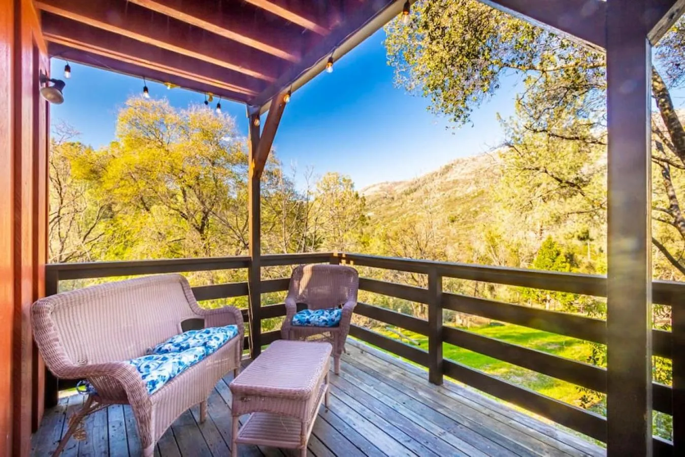Sierra Vista Lookout Lodge with Creek, Waterfall and Waterholes, minutes from Bass Lake and Yosemite South Gate