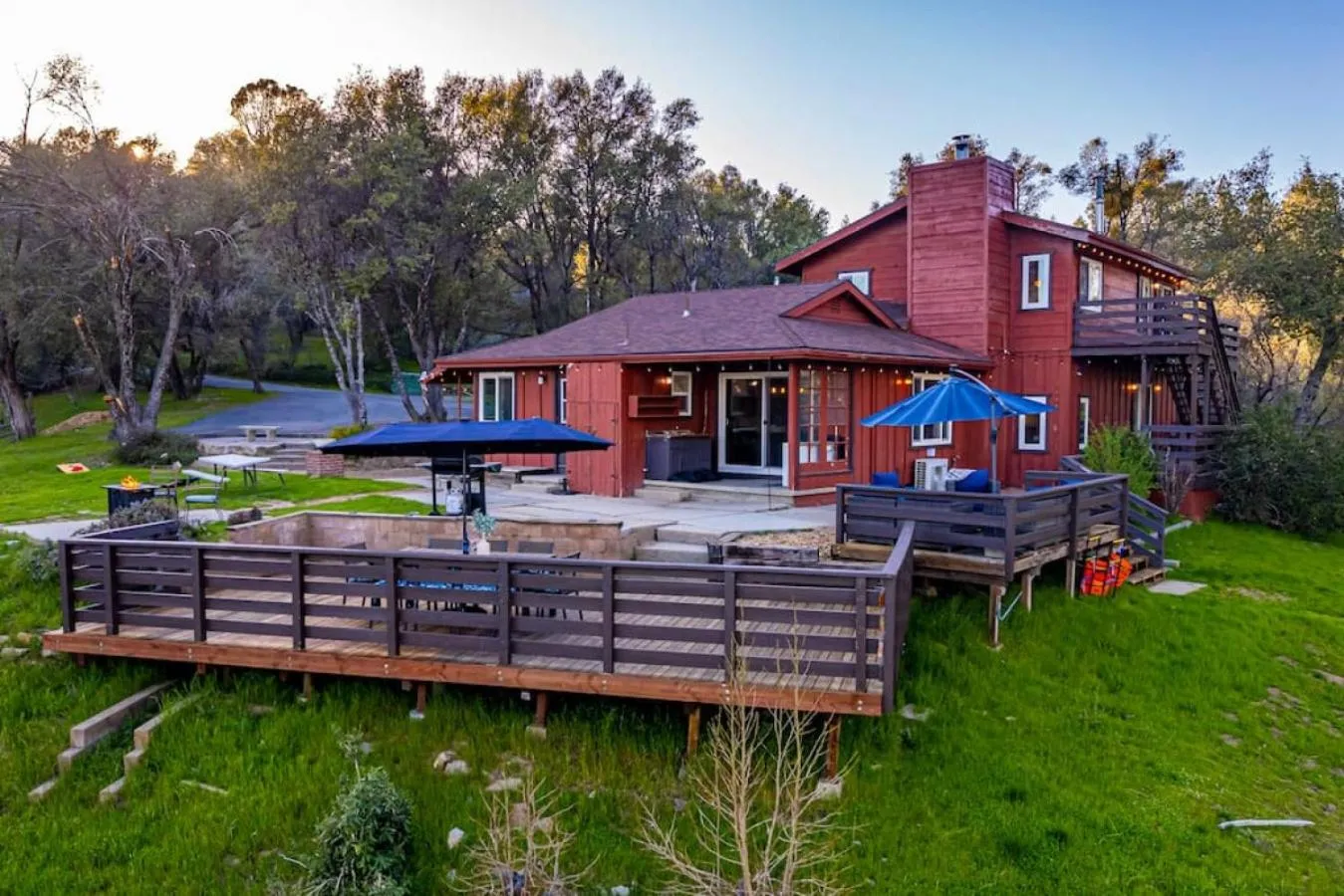 Property building in Sierra Vista Lookout Lodge with Creek, Waterfall and Waterholes, minutes from Bass Lake and Yosemite South Gate