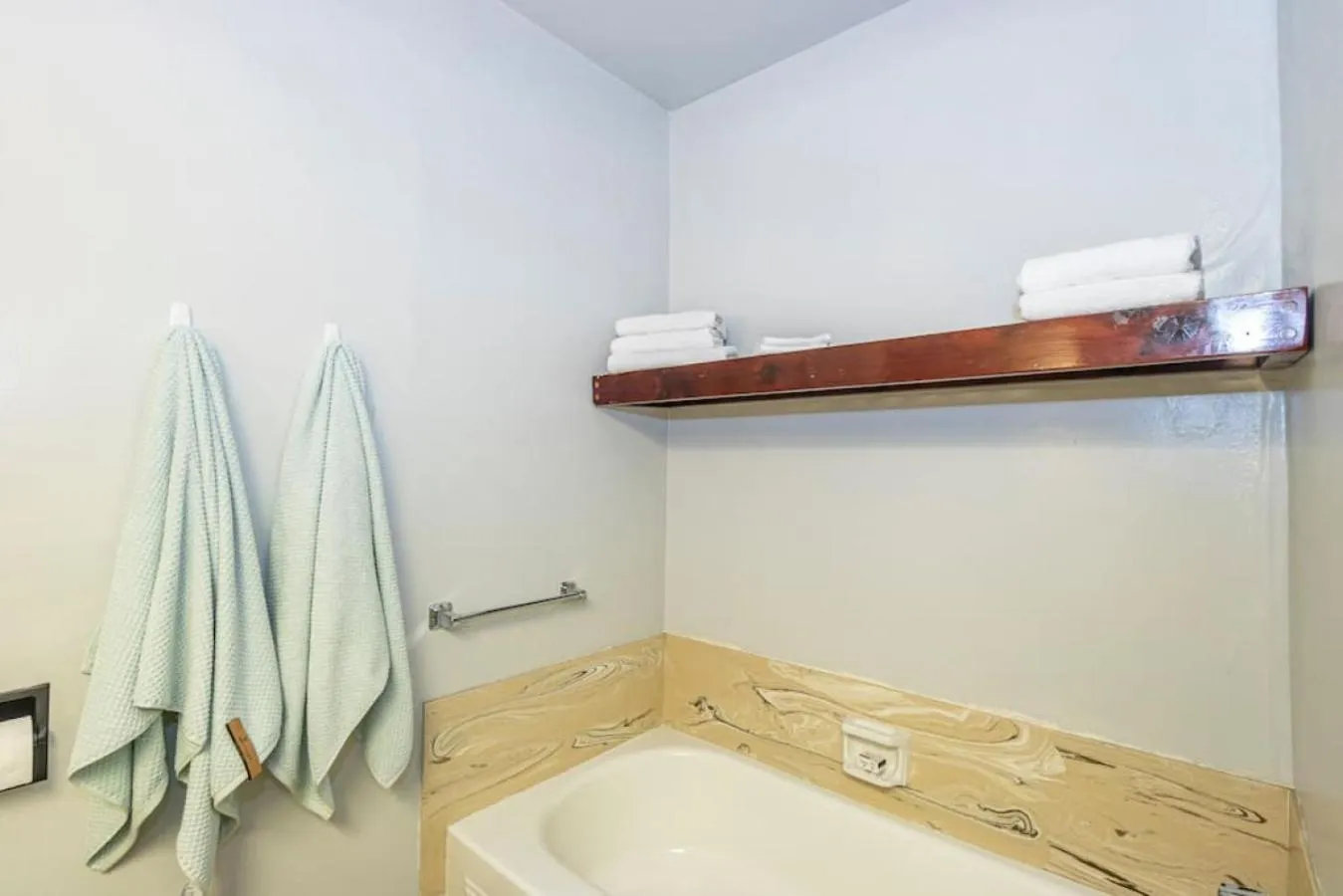 Bathroom in Sierra Vista Lookout Lodge with Creek, Waterfall and Waterholes, minutes from Bass Lake and Yosemite South Gate