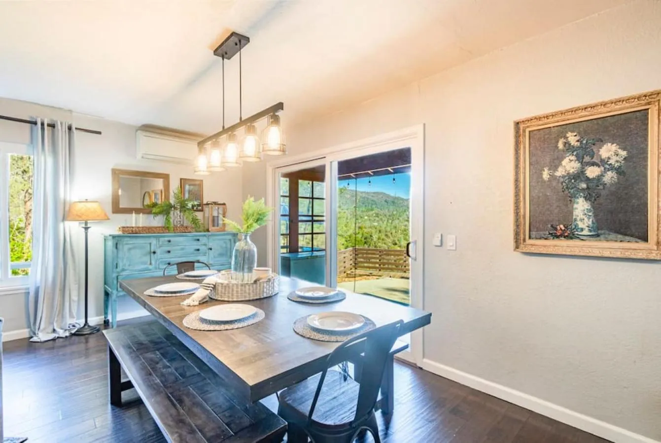 Kitchen or kitchenette in Sierra Vista Lookout Lodge with Creek, Waterfall and Waterholes, minutes from Bass Lake and Yosemite South Gate