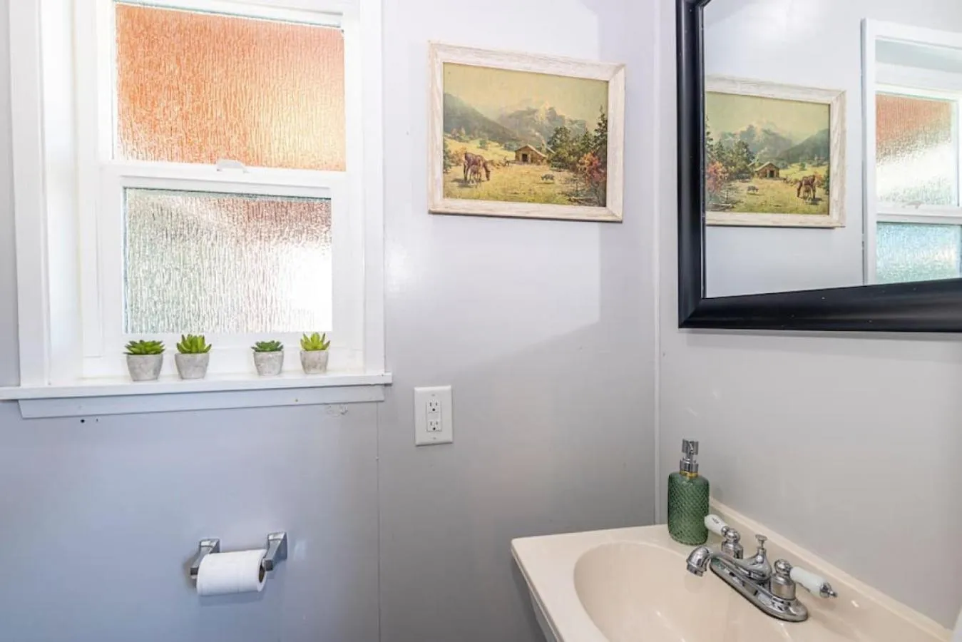 Bathroom in Sierra Vista Lookout Lodge with Creek, Waterfall and Waterholes, minutes from Bass Lake and Yosemite South Gate
