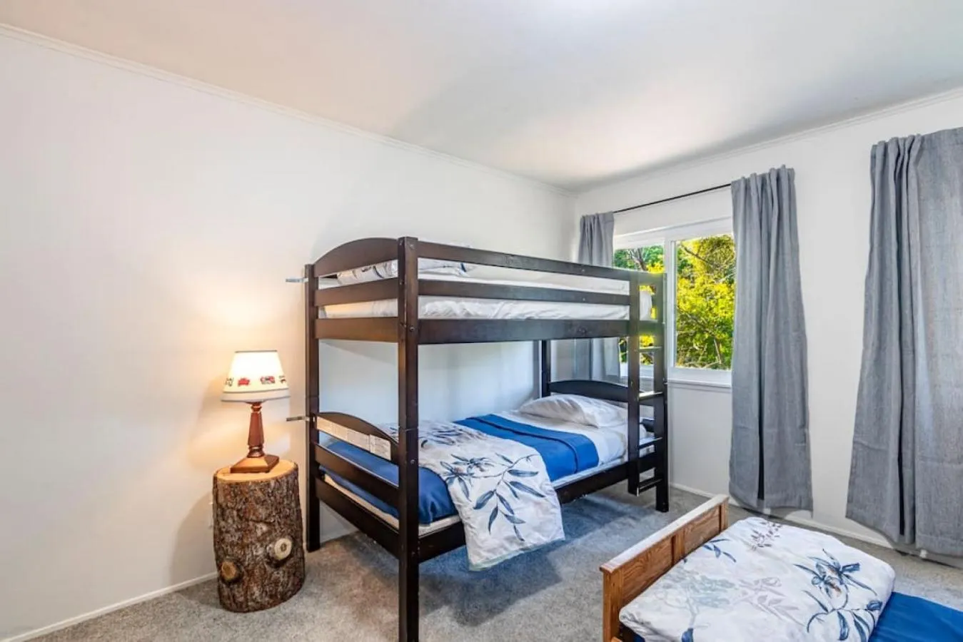 Bed in Sierra Vista Lookout Lodge with Creek, Waterfall and Waterholes, minutes from Bass Lake and Yosemite South Gate