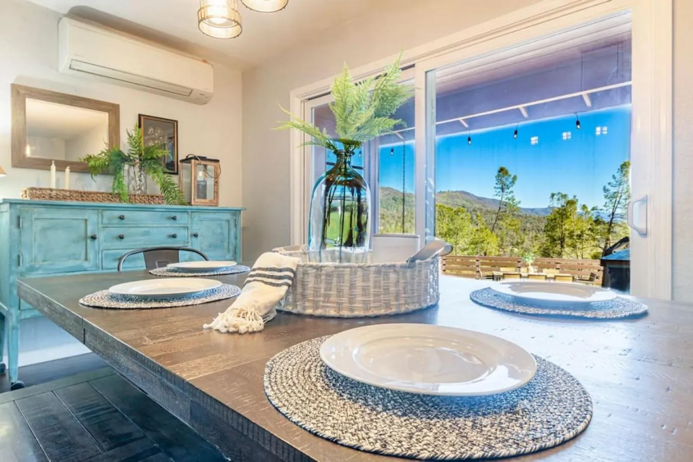 Dining area in Sierra Vista Lookout Lodge with Creek, Waterfall and Waterholes, minutes from Bass Lake and Yosemite South Gate